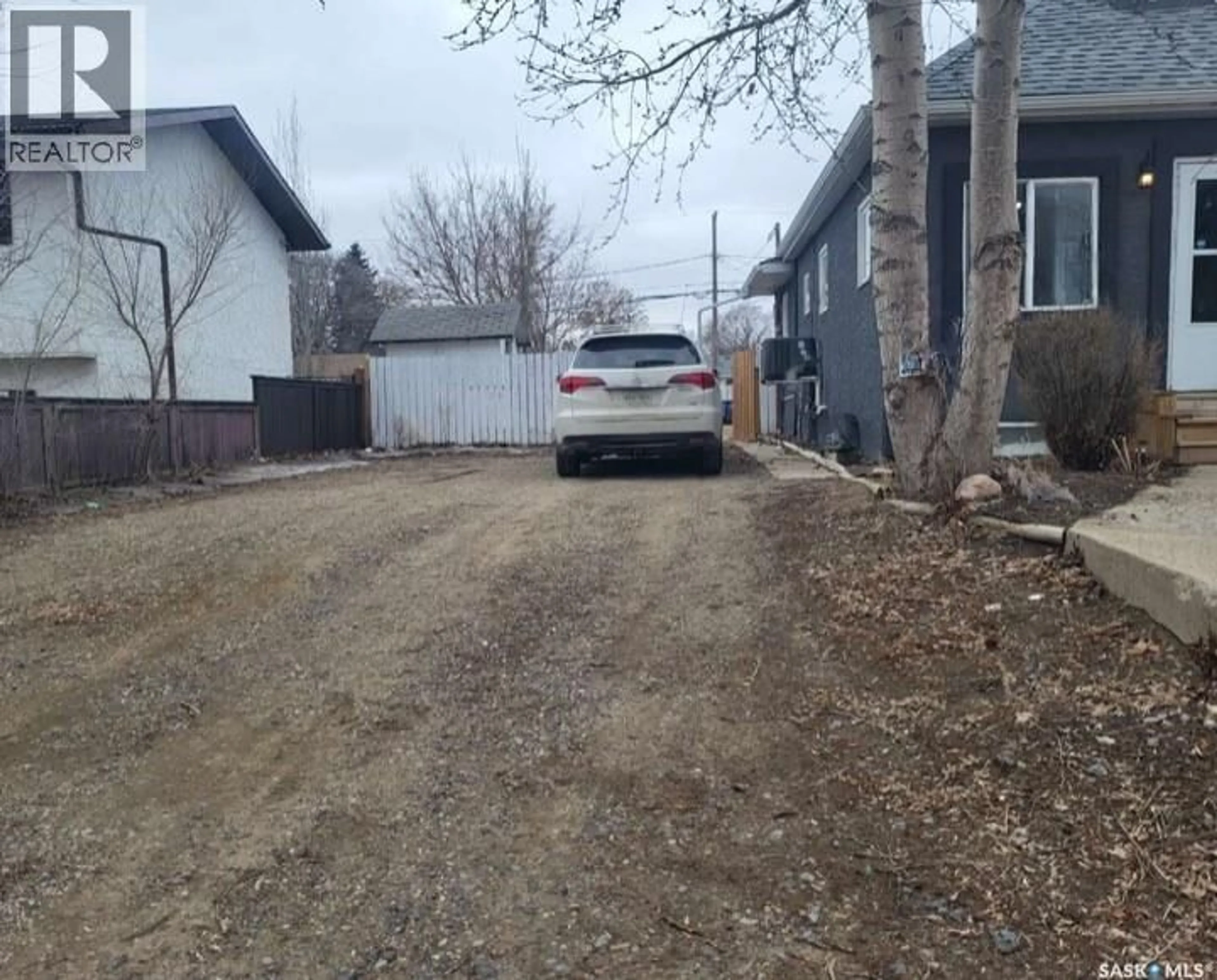 Parking for 1066 5TH AVENUE, Moose Jaw Saskatchewan S6H1K8
