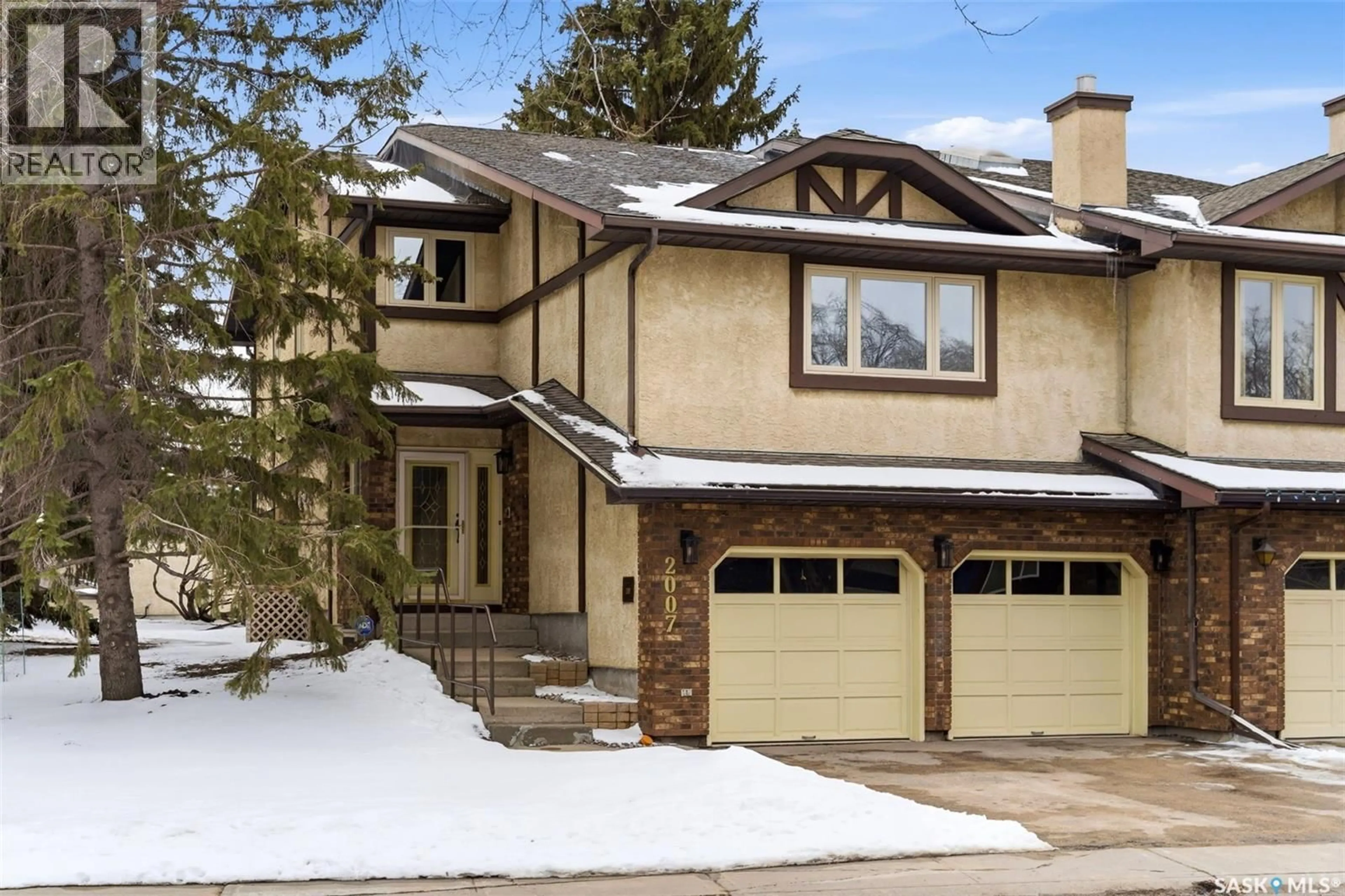 Home with vinyl exterior material, street for 2007 CUNNING CRESCENT, Regina Saskatchewan S4V0M7