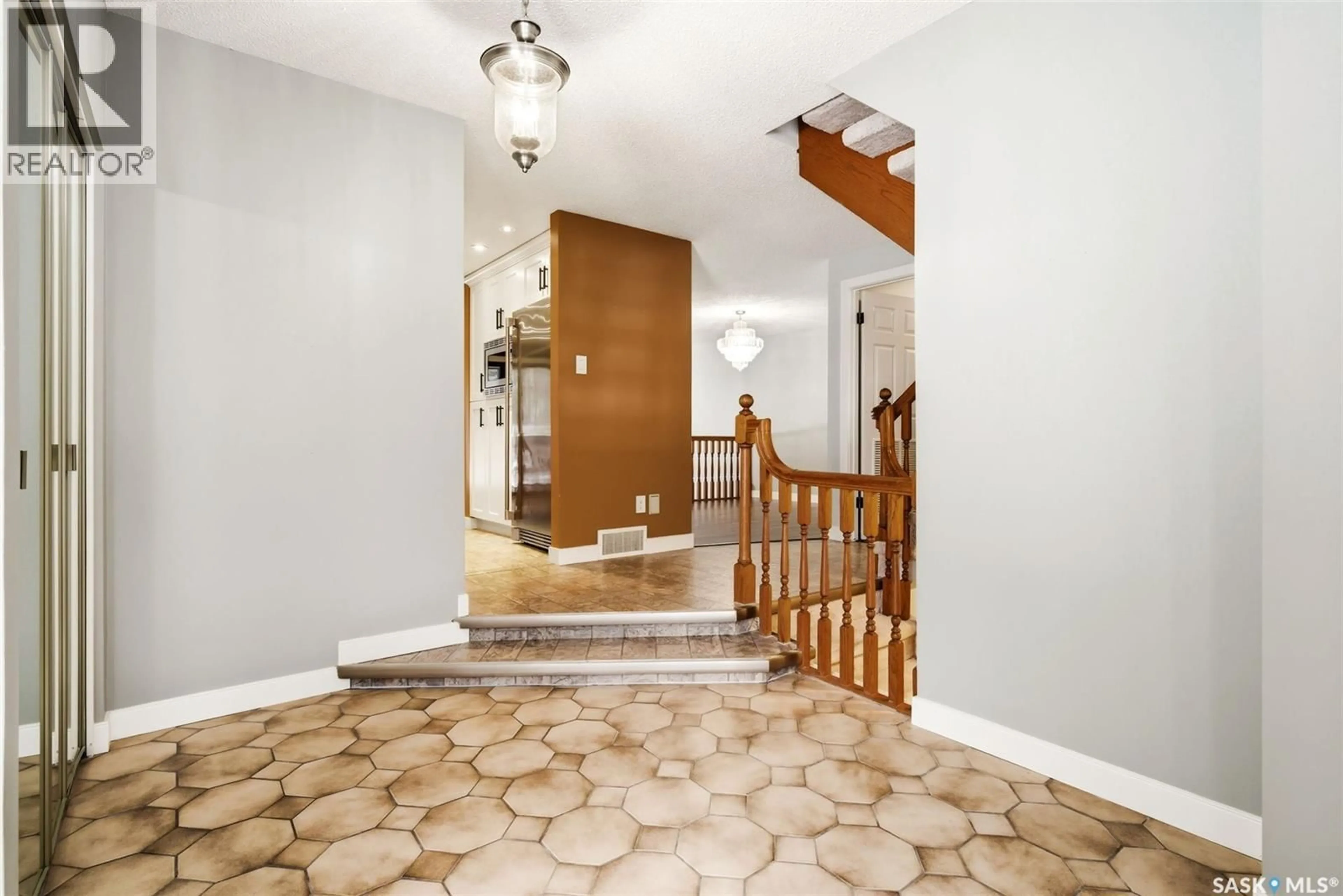 Indoor foyer for 2007 CUNNING CRESCENT, Regina Saskatchewan S4V0M7