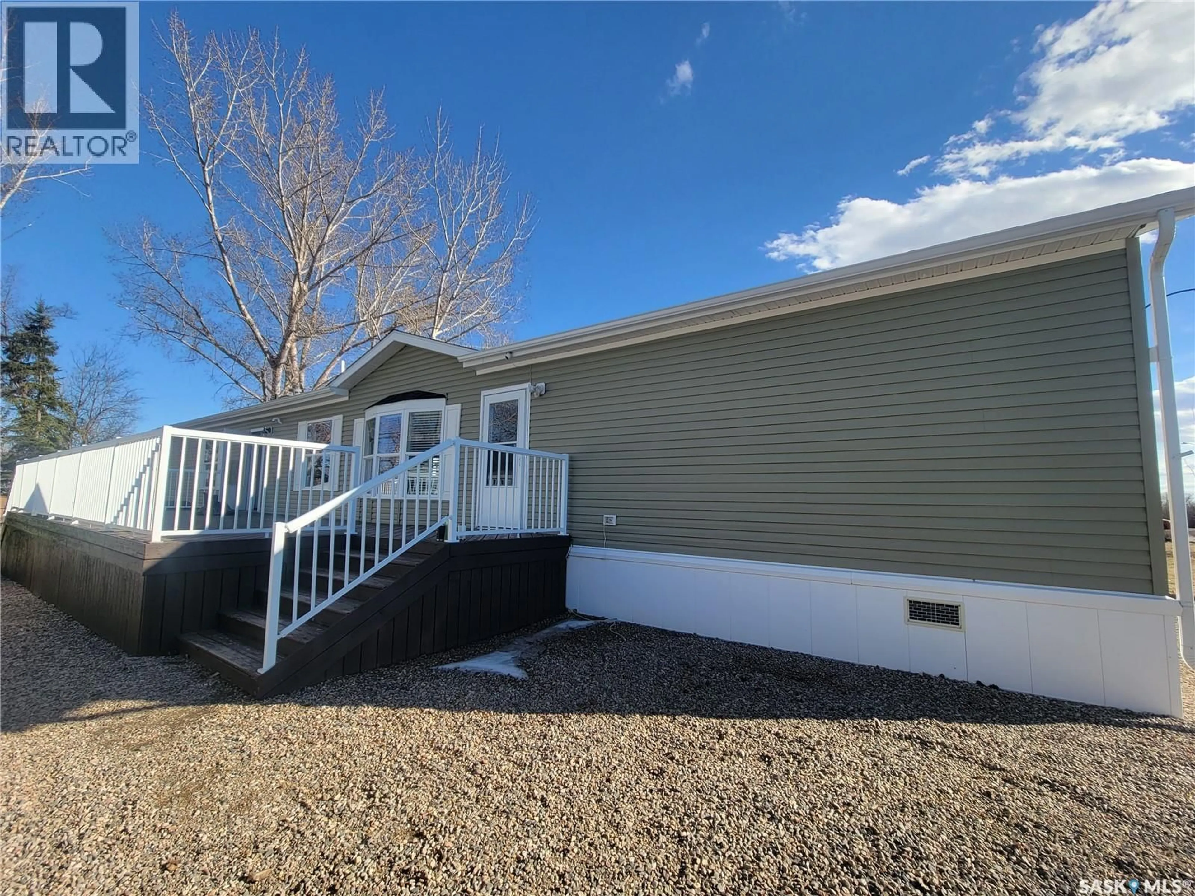 Home with vinyl exterior material, unknown for 414 LONSDALE STREET, Luseland Saskatchewan S0L2A0