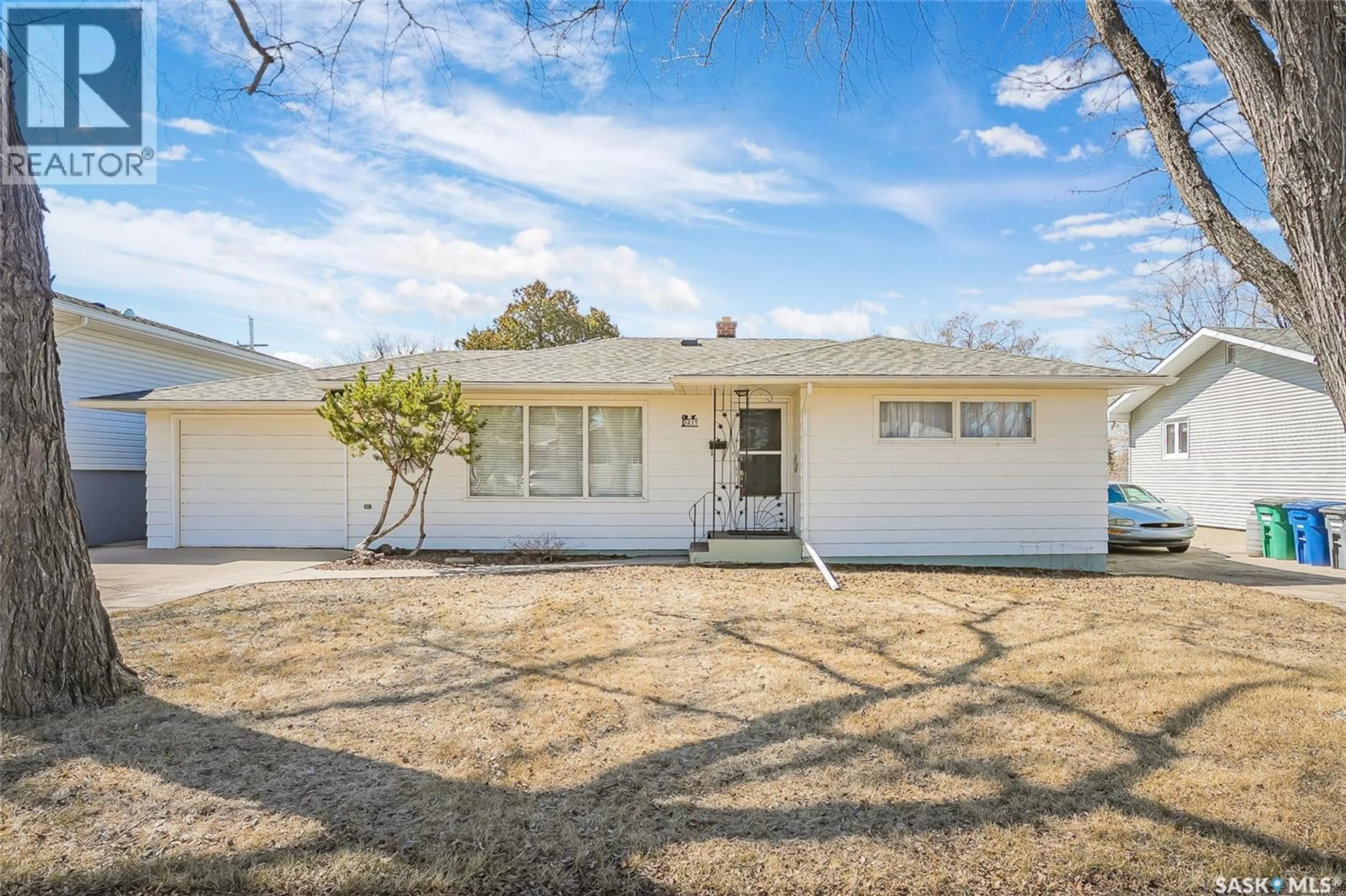 A pic from outside/outdoor area/front of a property/back of a property/a pic from drone, street for 1217 J AVENUE, Saskatoon Saskatchewan S7L2L7