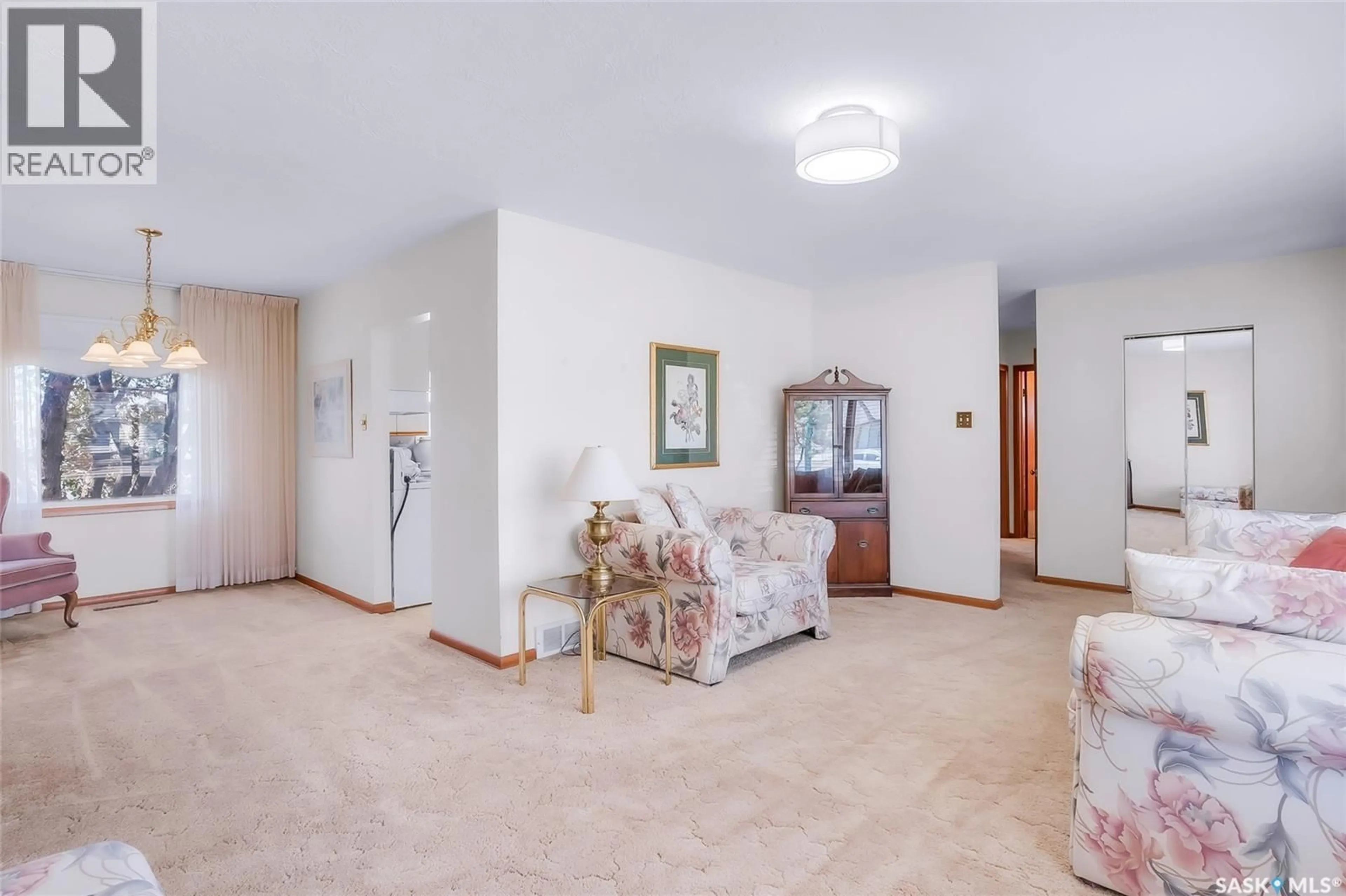 Indoor foyer for 1217 J AVENUE, Saskatoon Saskatchewan S7L2L7