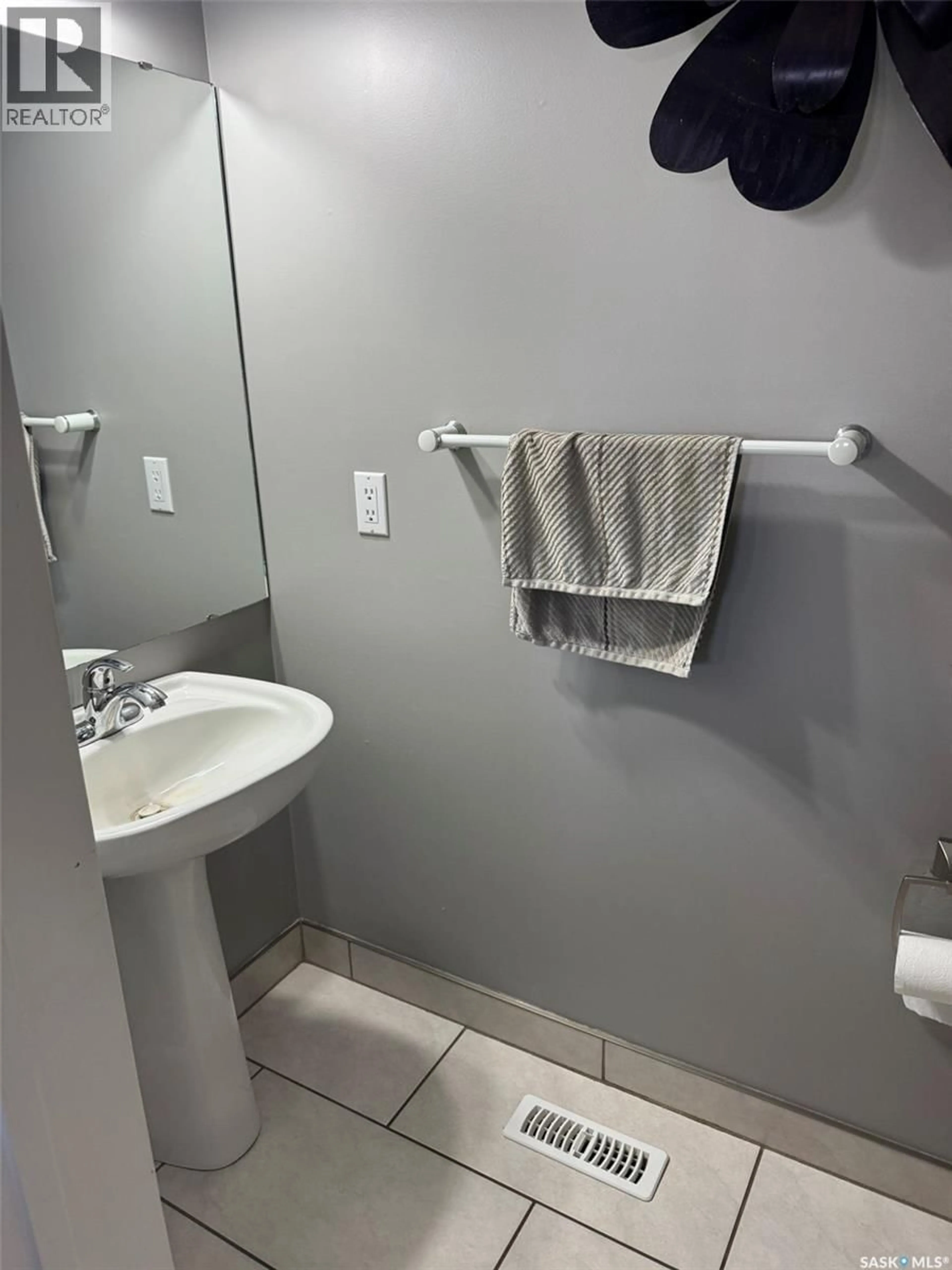 Standard bathroom, unknown for 1160 TAISEY CRESCENT, Estevan Saskatchewan S4A2T6
