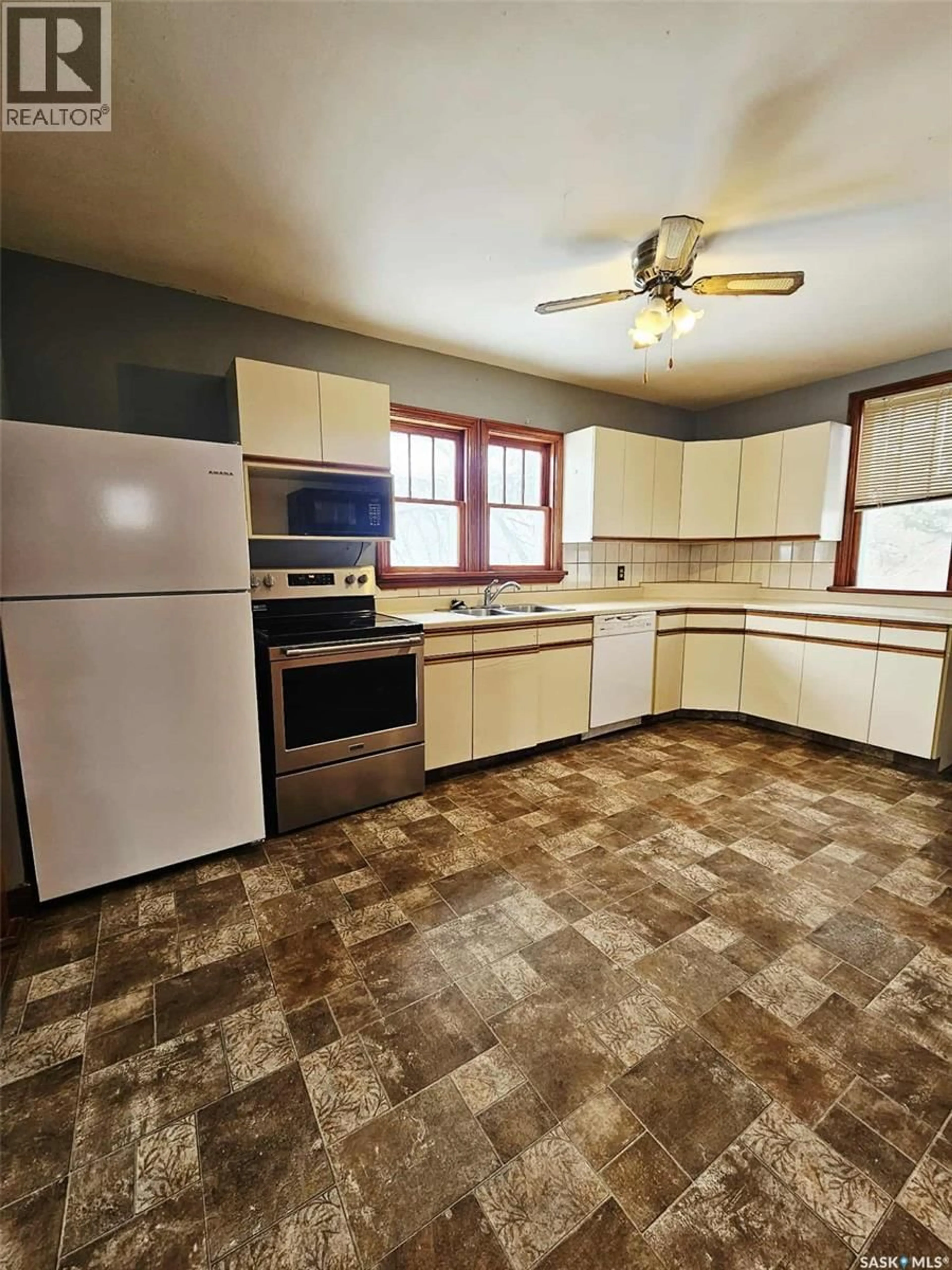 Standard kitchen, unknown for 303 OHLEN STREET, Stockholm Saskatchewan S0A3Y0