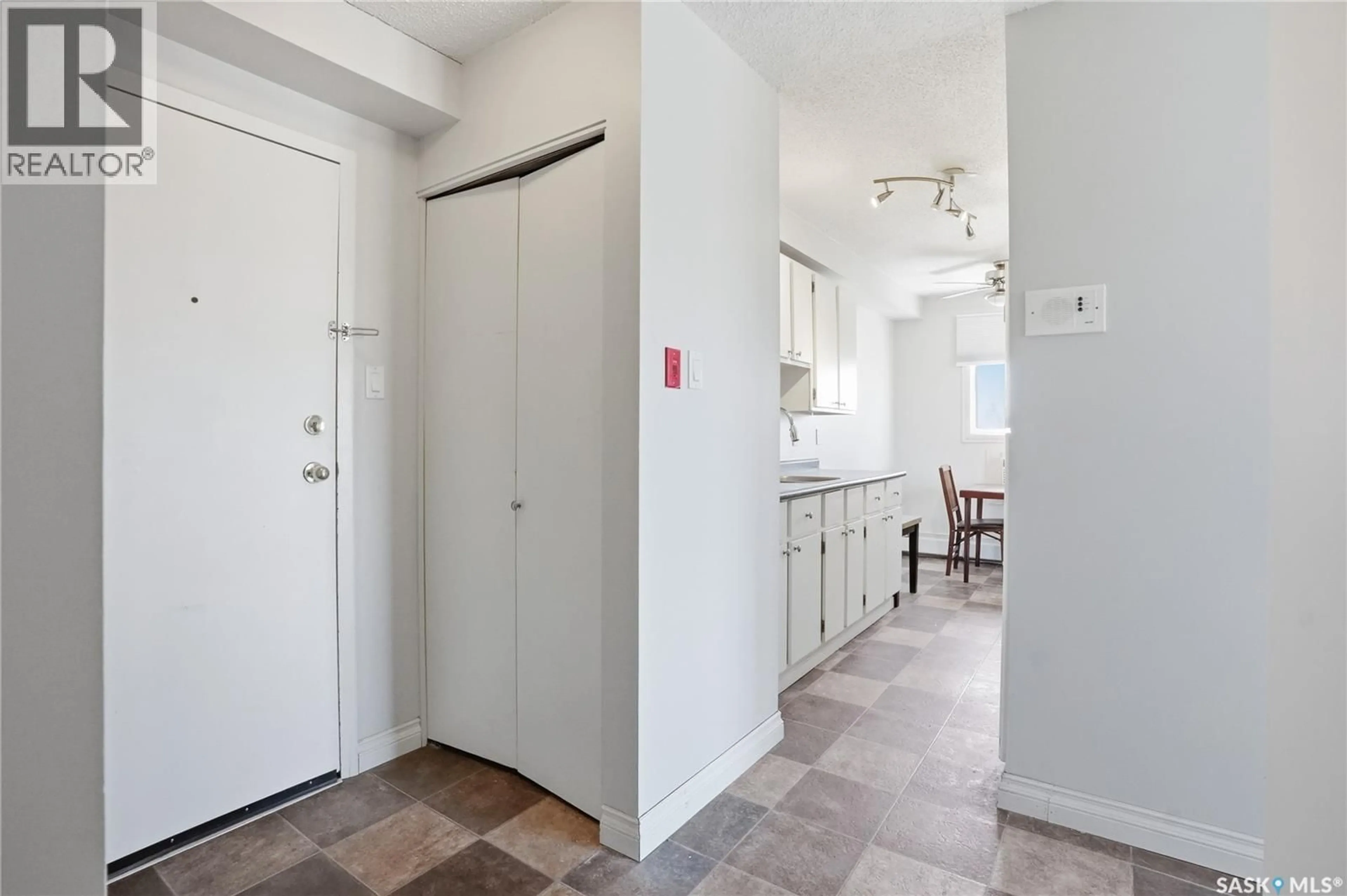 Indoor entryway for 18 116 ACADIA COURT, Saskatoon Saskatchewan S7H4T7