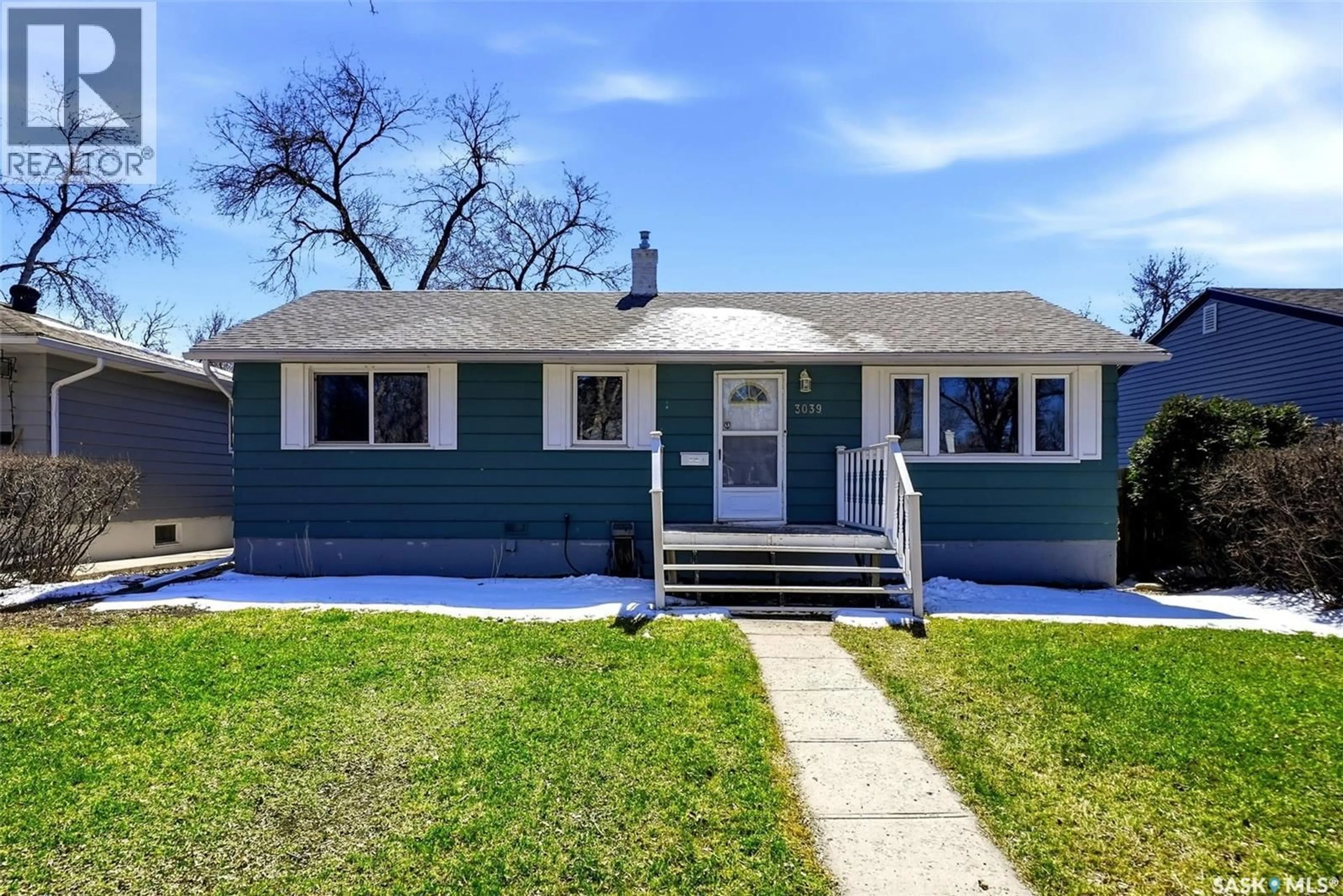 Home with vinyl exterior material, street for 3039 ASSINIBOINE AVENUE, Regina Saskatchewan S4S1E2