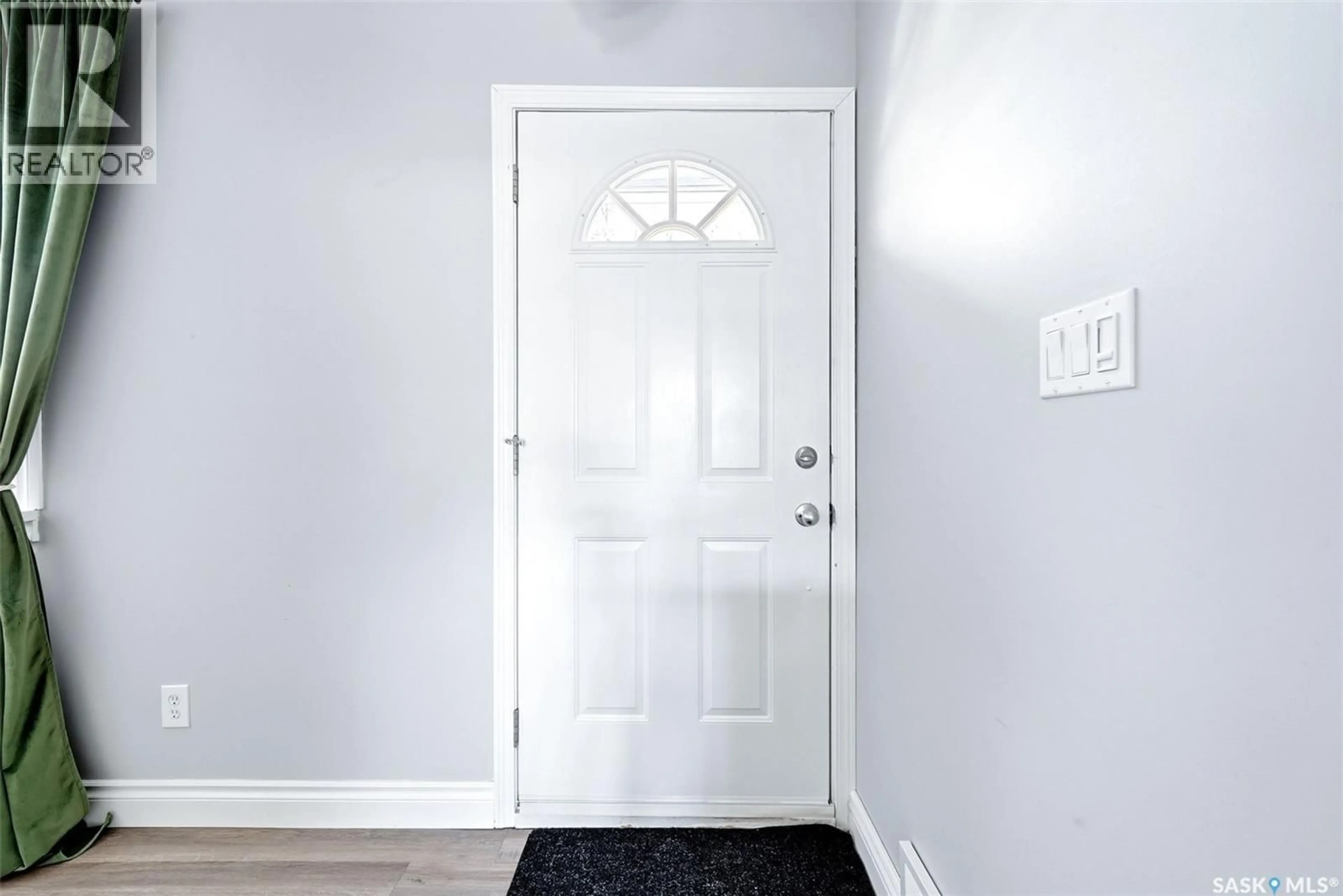 Indoor entryway for 3039 ASSINIBOINE AVENUE, Regina Saskatchewan S4S1E2