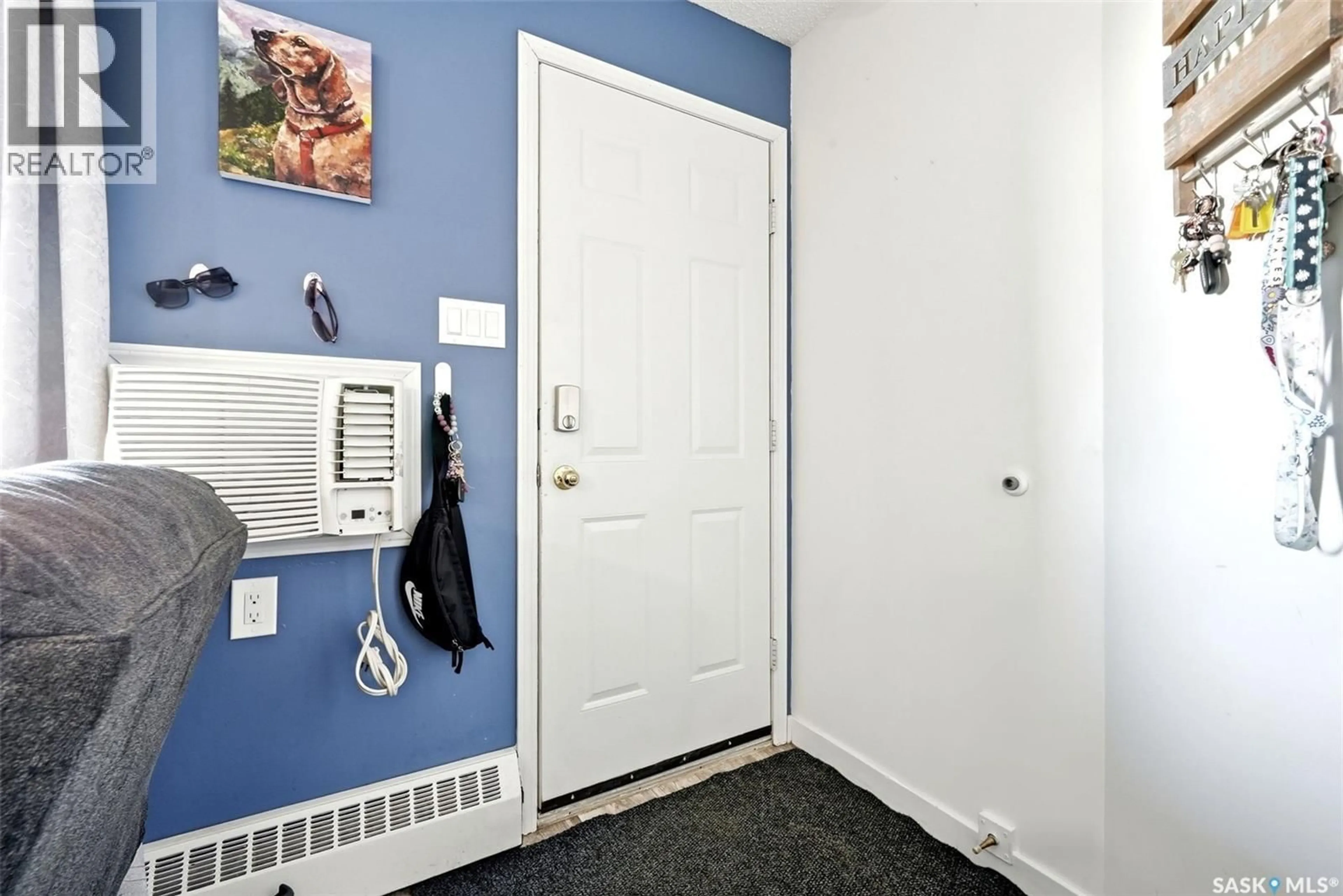 Indoor entryway for 102 - 2911 HARDING STREET, Regina Saskatchewan S4V1B9