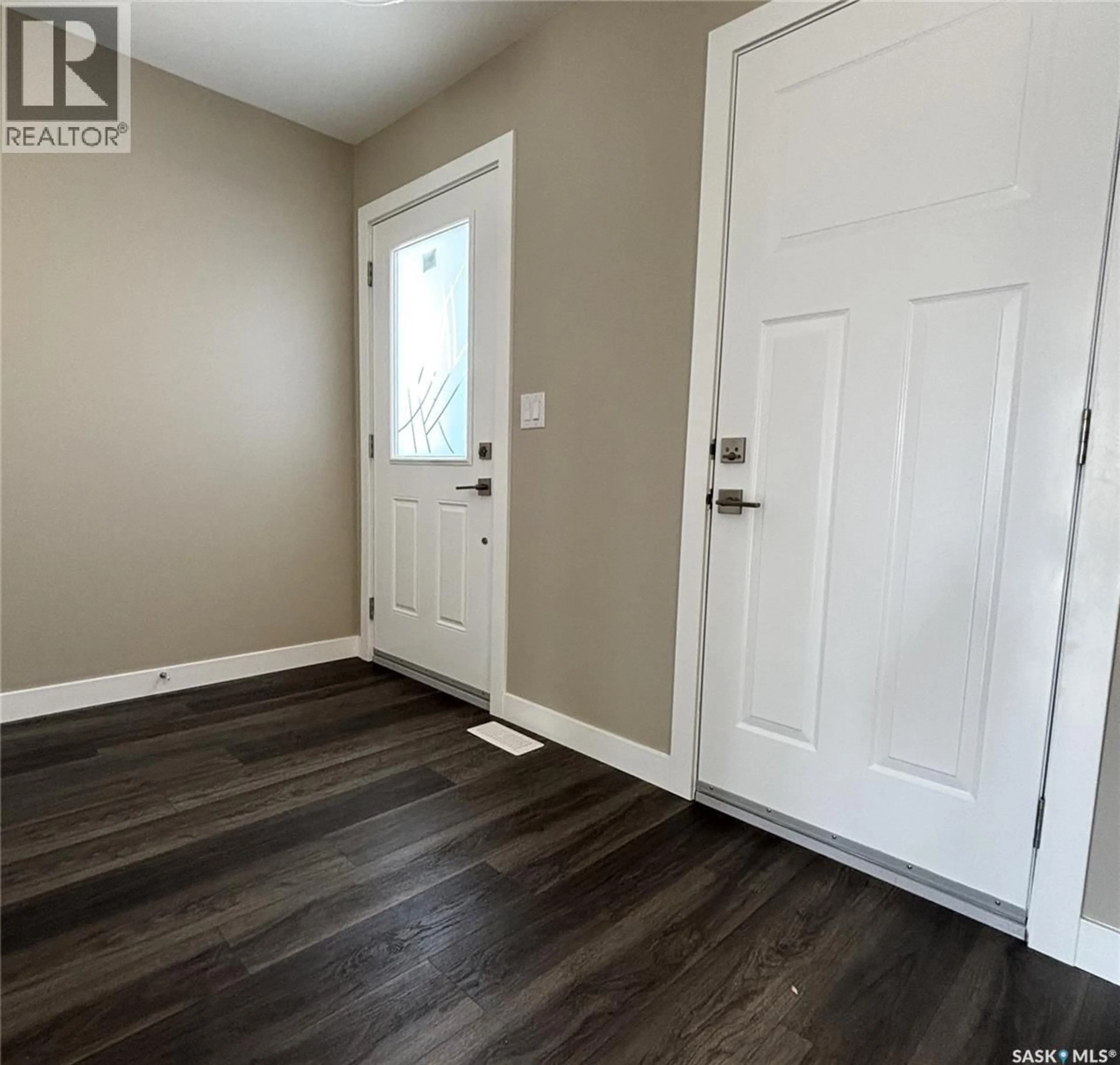 Indoor entryway for 371 CHILDERS CRESCENT, Saskatoon Saskatchewan S7L4L1