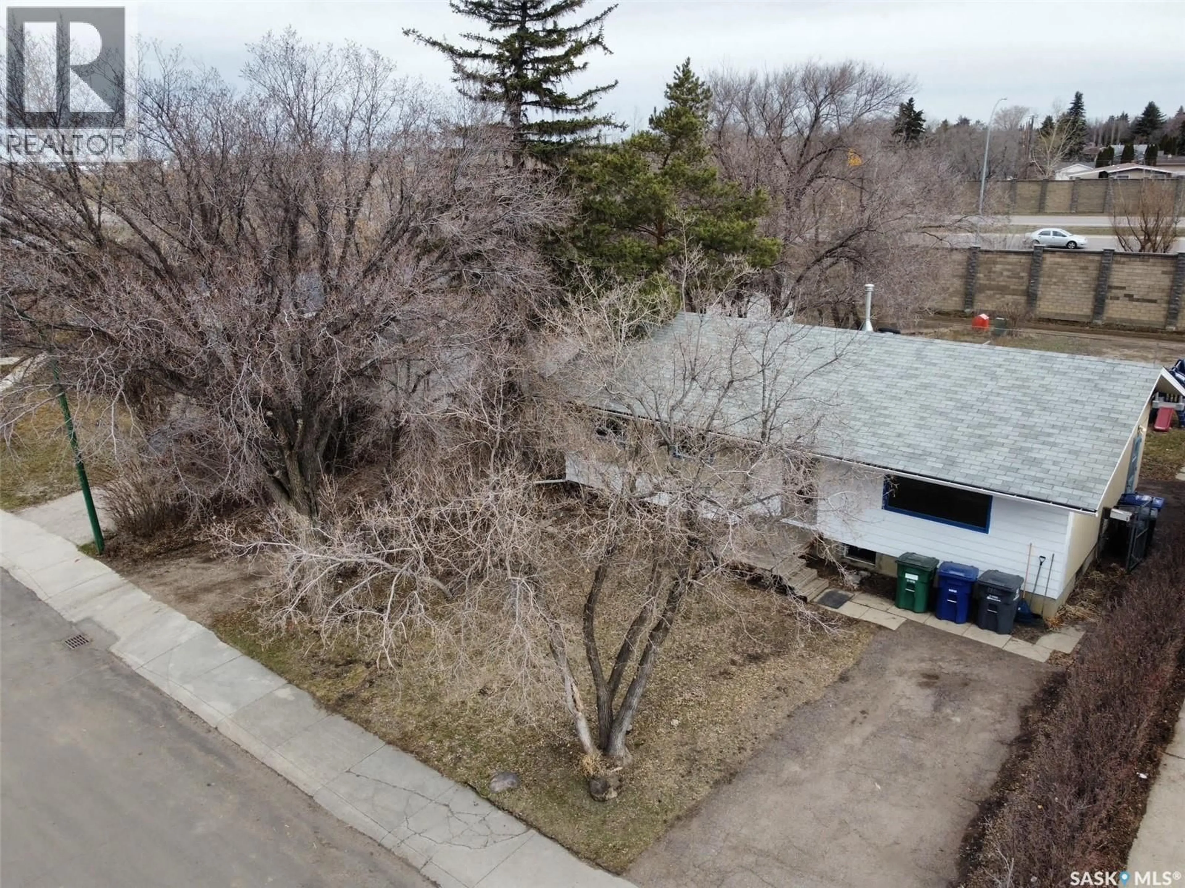 A pic from outside/outdoor area/front of a property/back of a property/a pic from drone, street for 190 CARLETON DRIVE, Saskatoon Saskatchewan S7H3P1