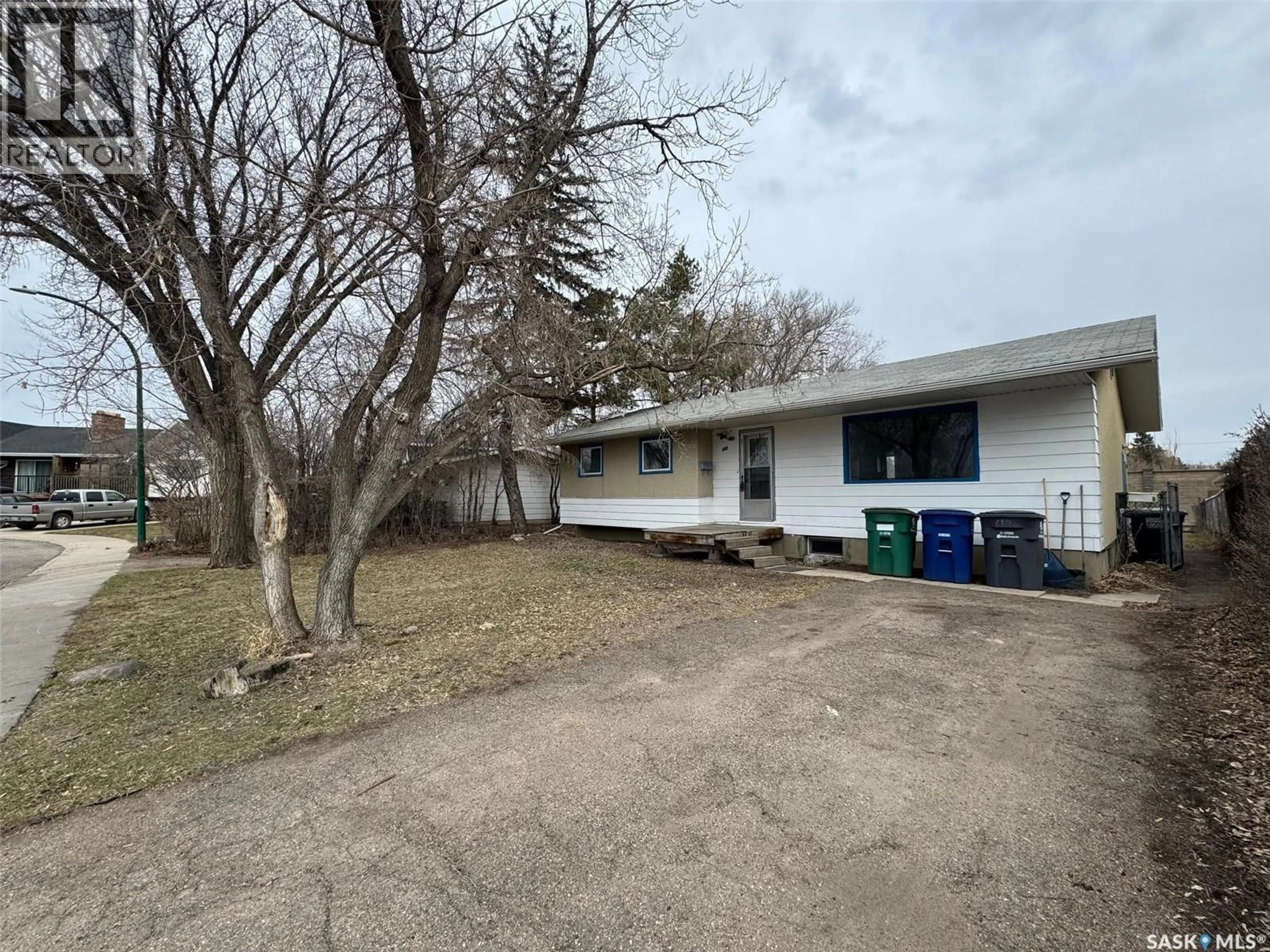 A pic from outside/outdoor area/front of a property/back of a property/a pic from drone, street for 190 CARLETON DRIVE, Saskatoon Saskatchewan S7H3P1