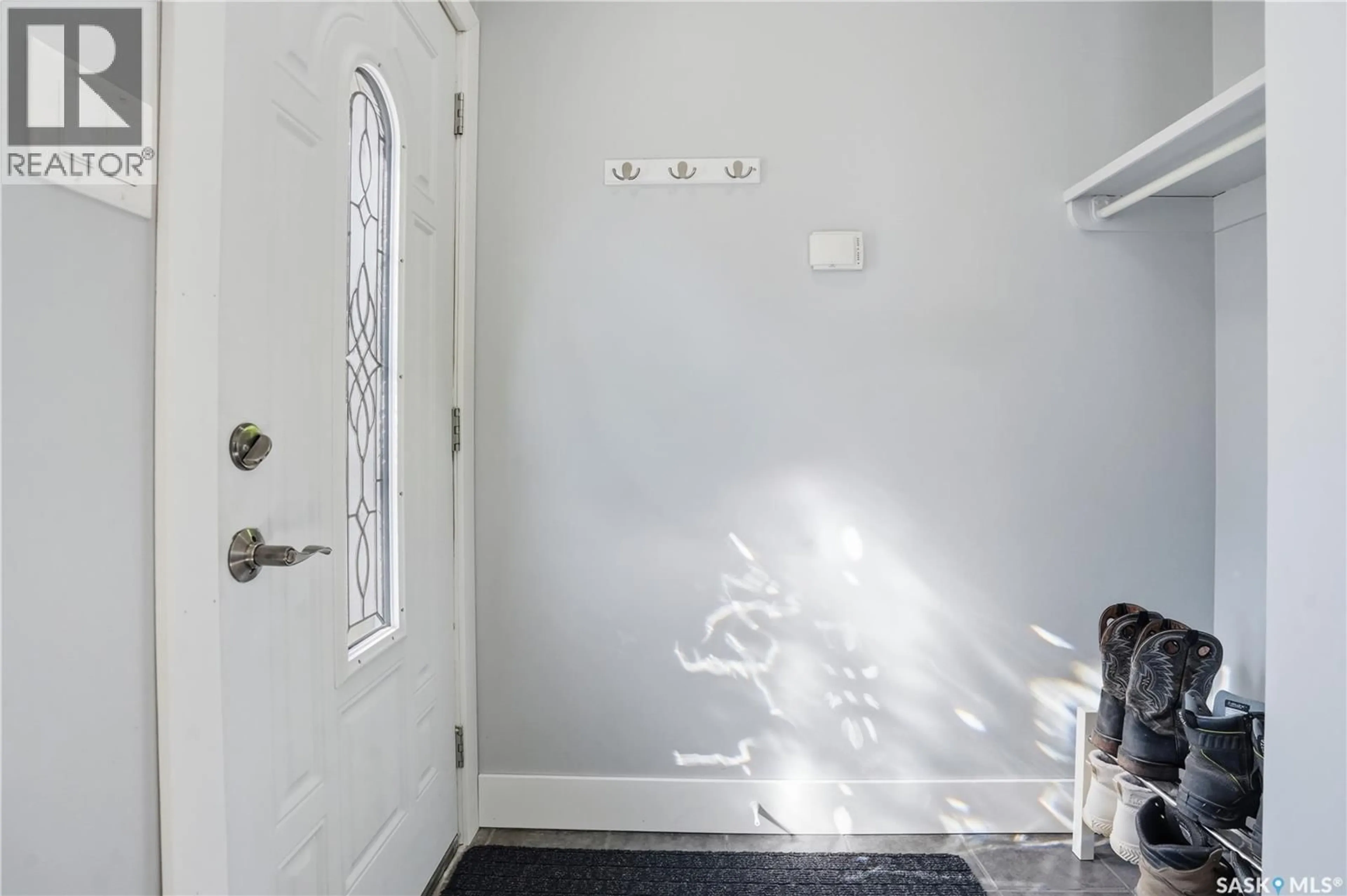 Indoor entryway for 74 OSBORNE CRESCENT, Regina Saskatchewan S4R5J1