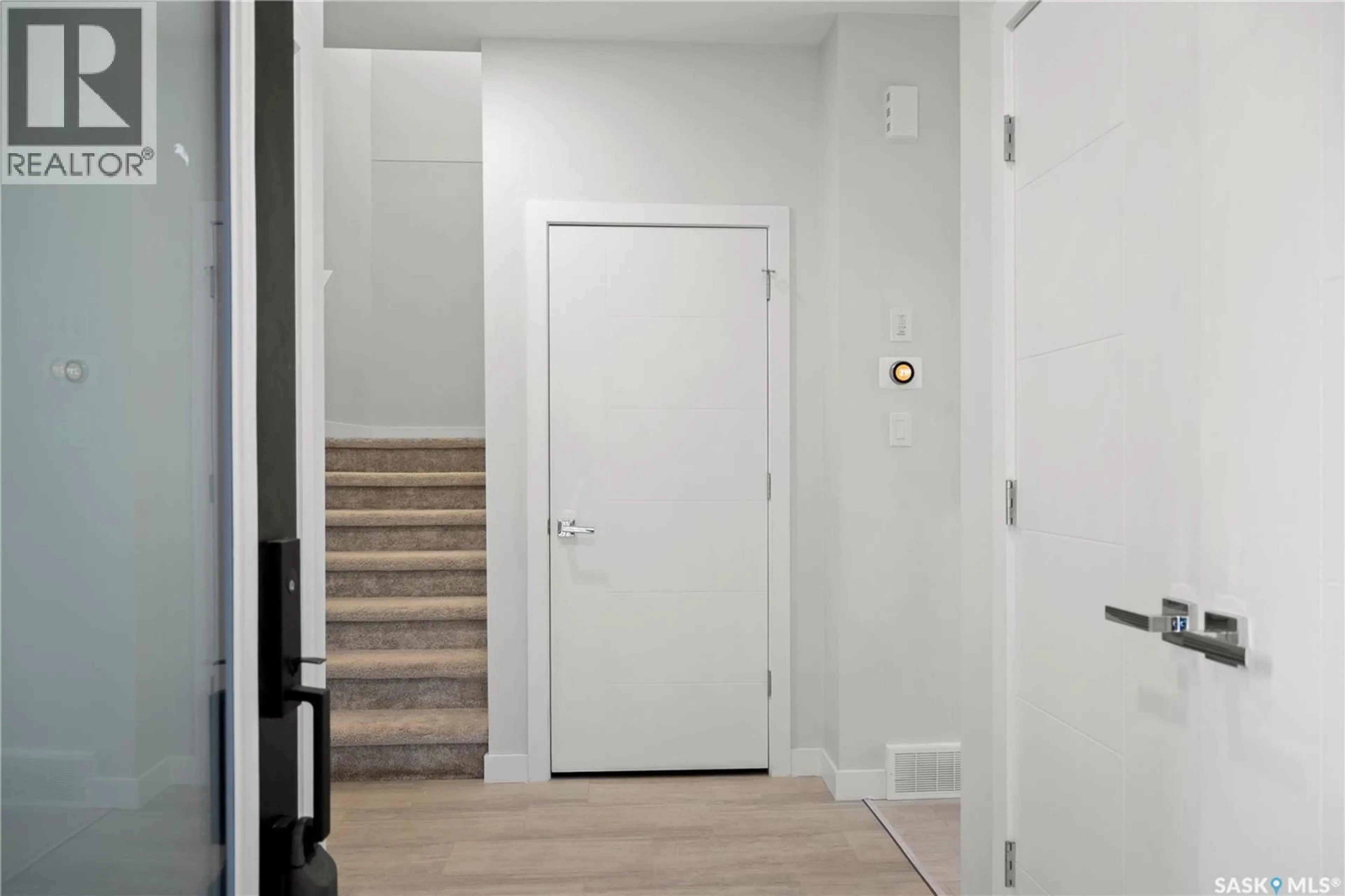 Indoor entryway for 110 - 3121 GREEN BANK ROAD, Regina Saskatchewan S4V3X5