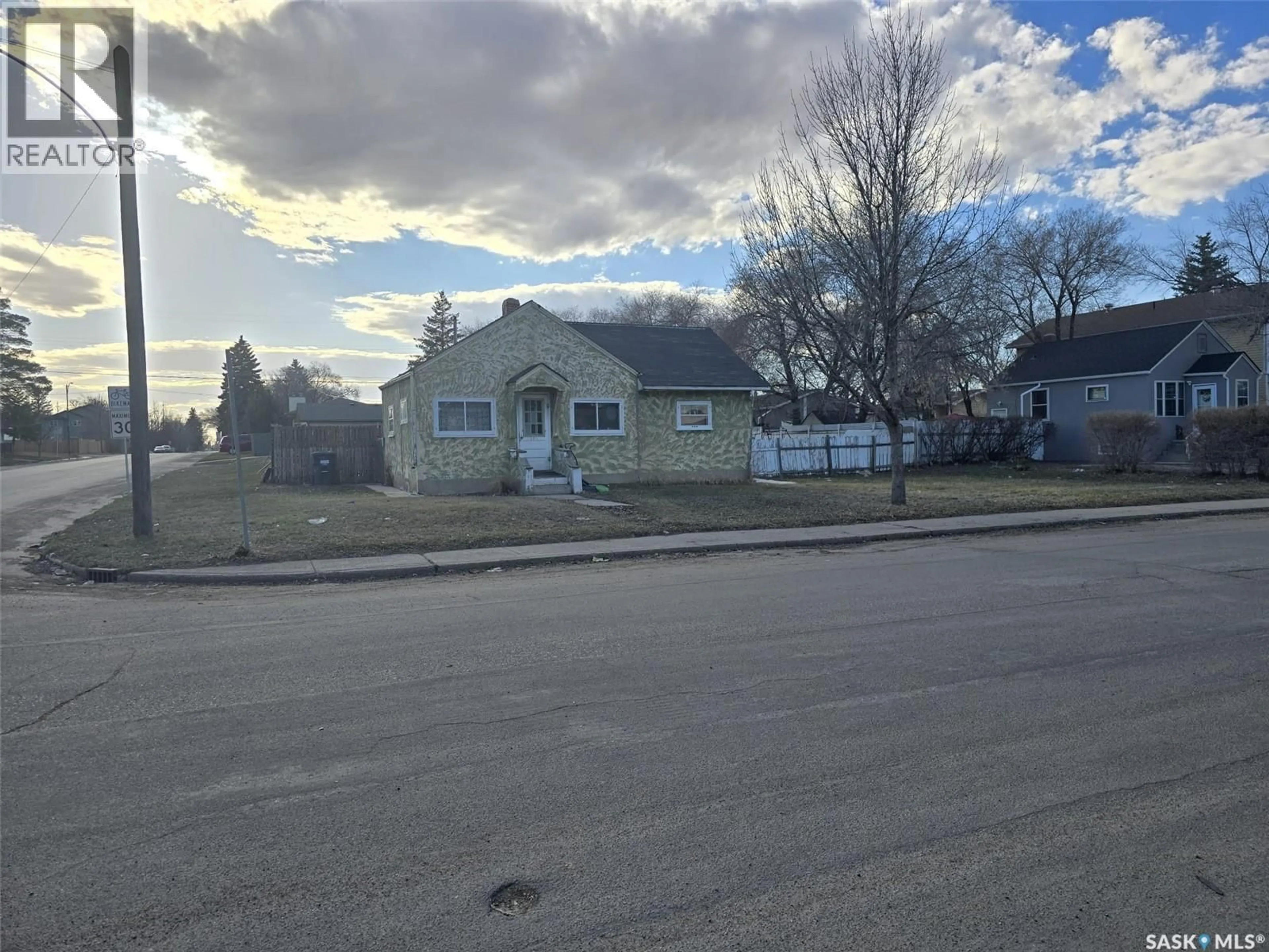 A pic from outside/outdoor area/front of a property/back of a property/a pic from drone, street for 201 R AVENUE N, Saskatoon Saskatchewan S7L2Y6