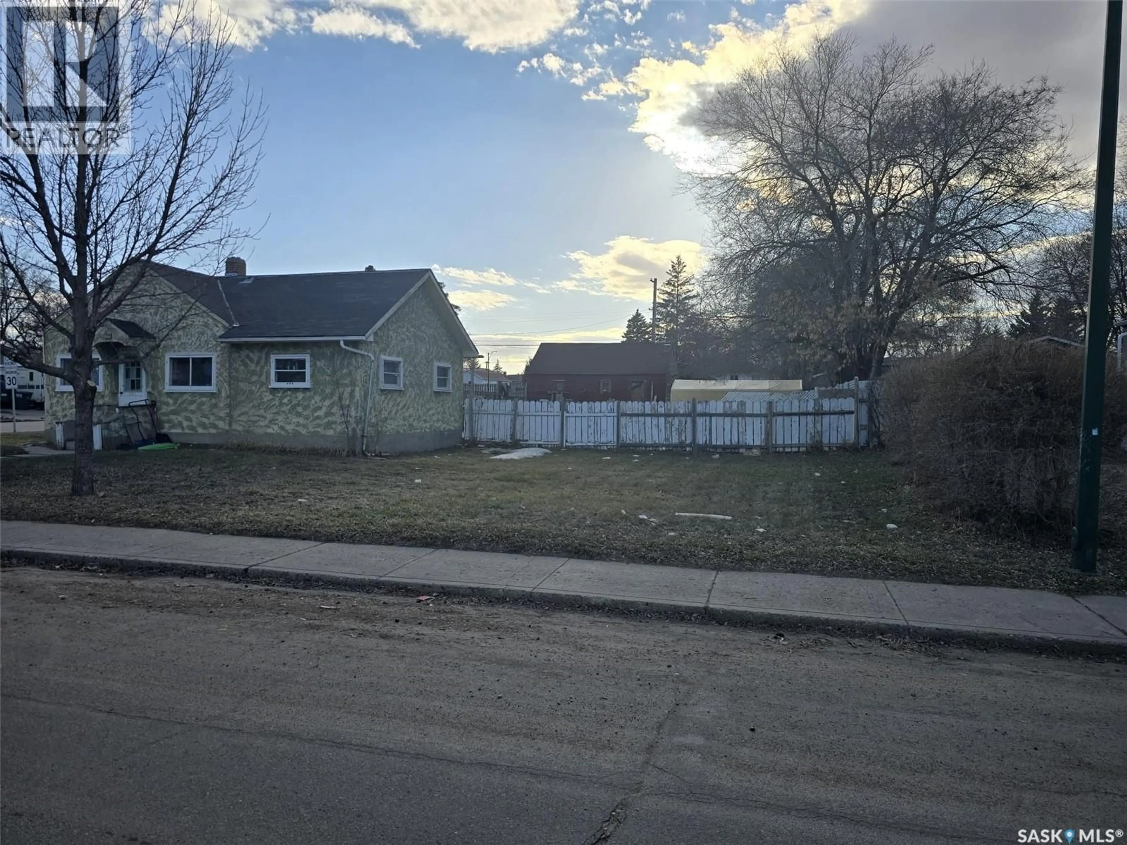 A pic from outside/outdoor area/front of a property/back of a property/a pic from drone, street for 201 R AVENUE N, Saskatoon Saskatchewan S7L2Y6