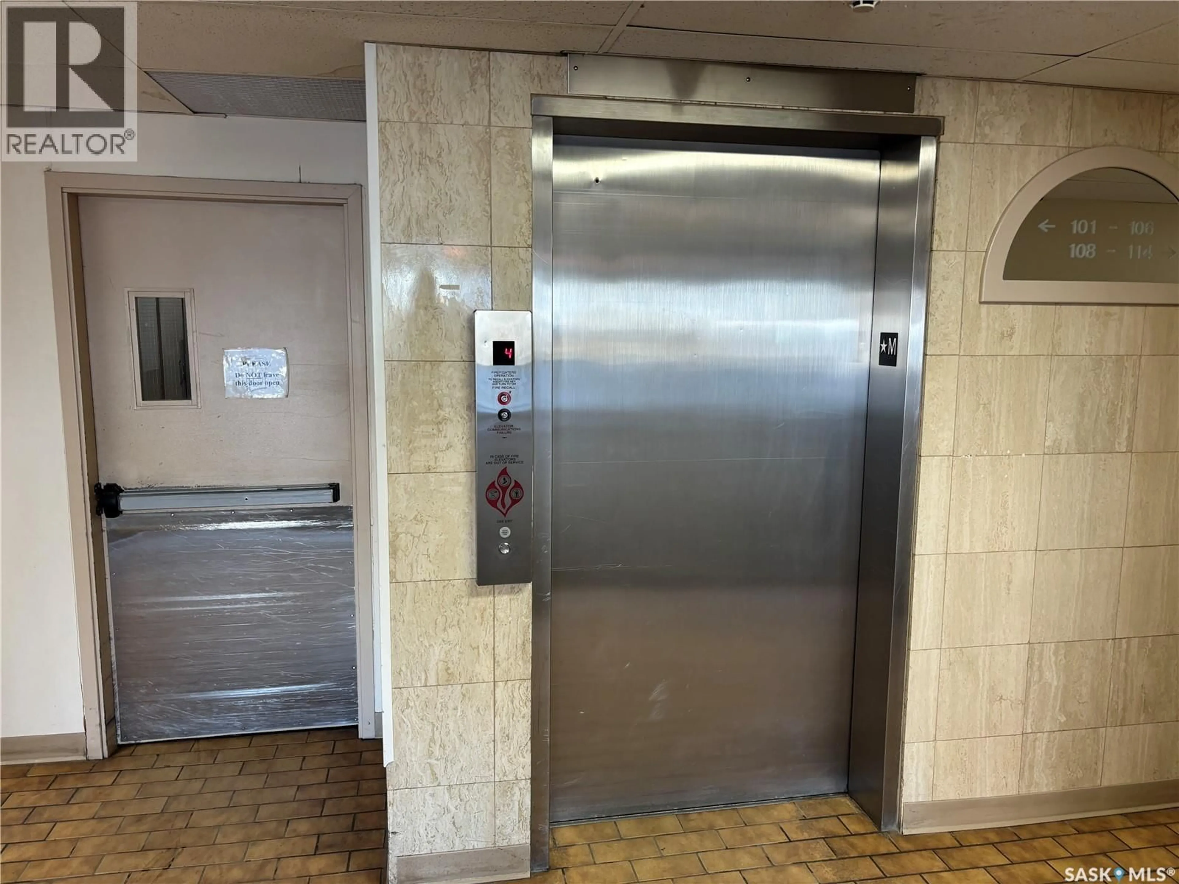 Indoor foyer for 313 20 KLEISINGER CRESCENT, Regina Saskatchewan S4R7M3