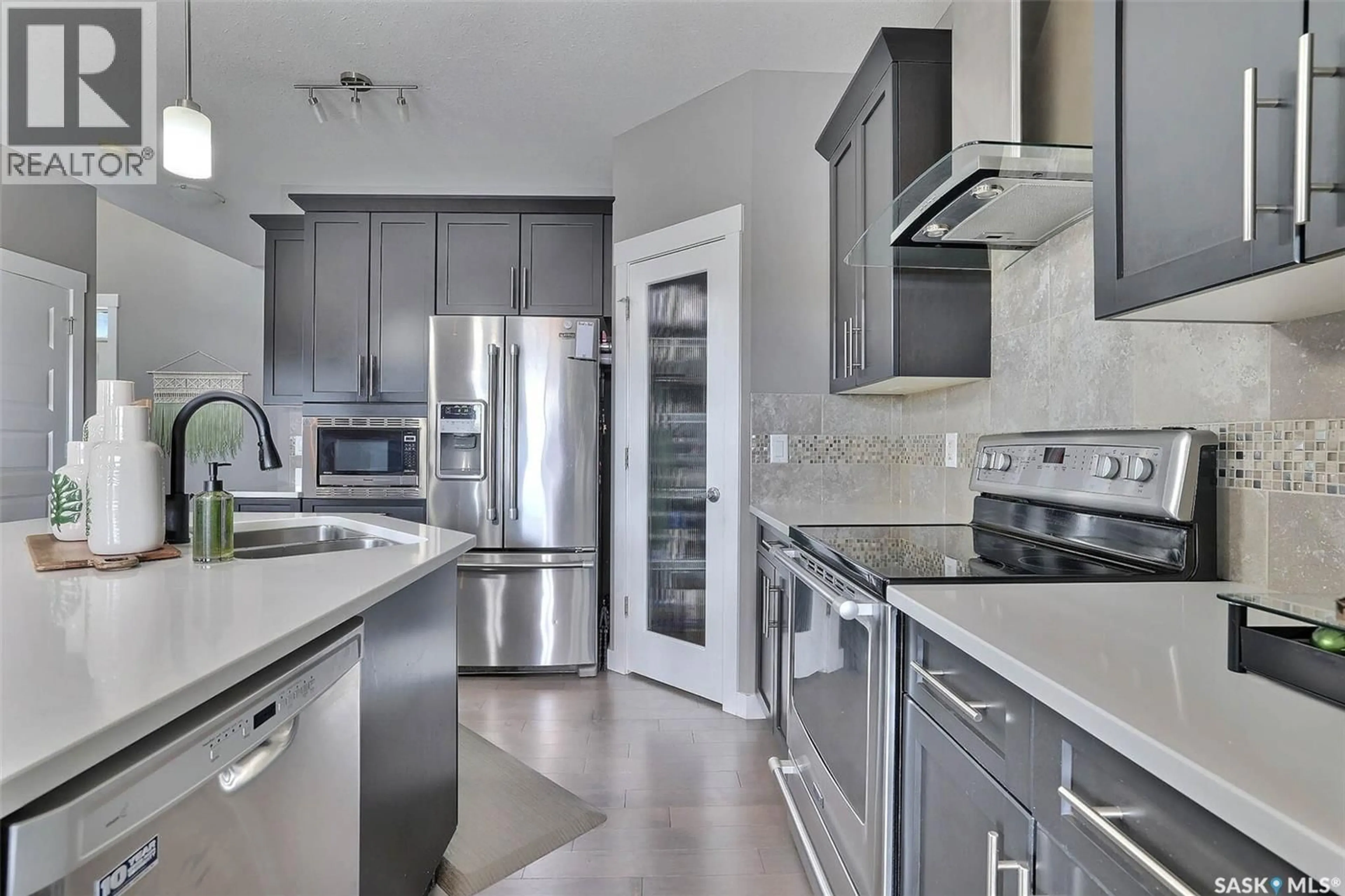 Contemporary kitchen, ceramic/tile floor for 2621 MAKOWSKY CRESCENT, Regina Saskatchewan S4X0M8