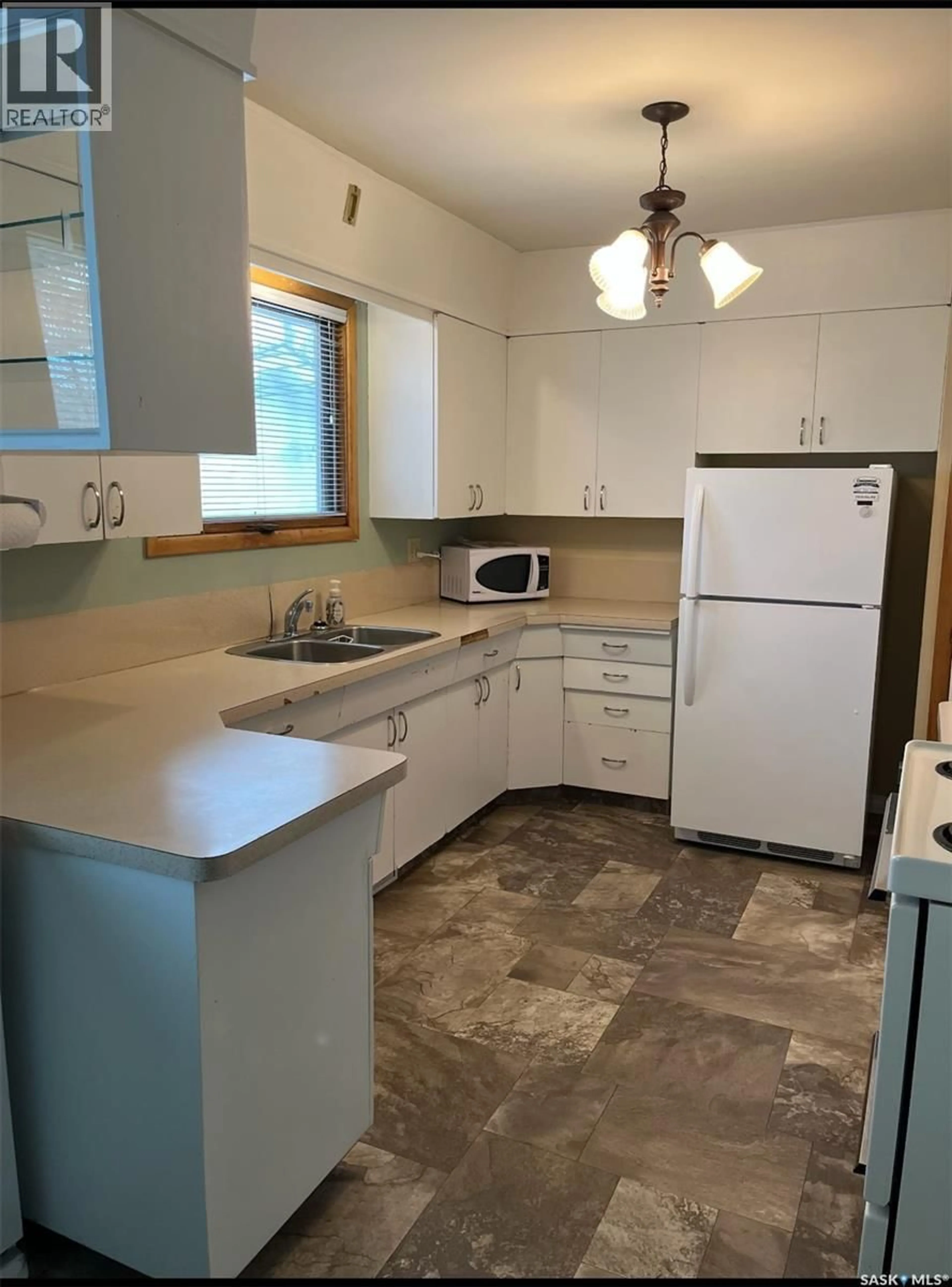 Standard kitchen, unknown for 143 102ND STREET, Saskatoon Saskatchewan S7N1M7