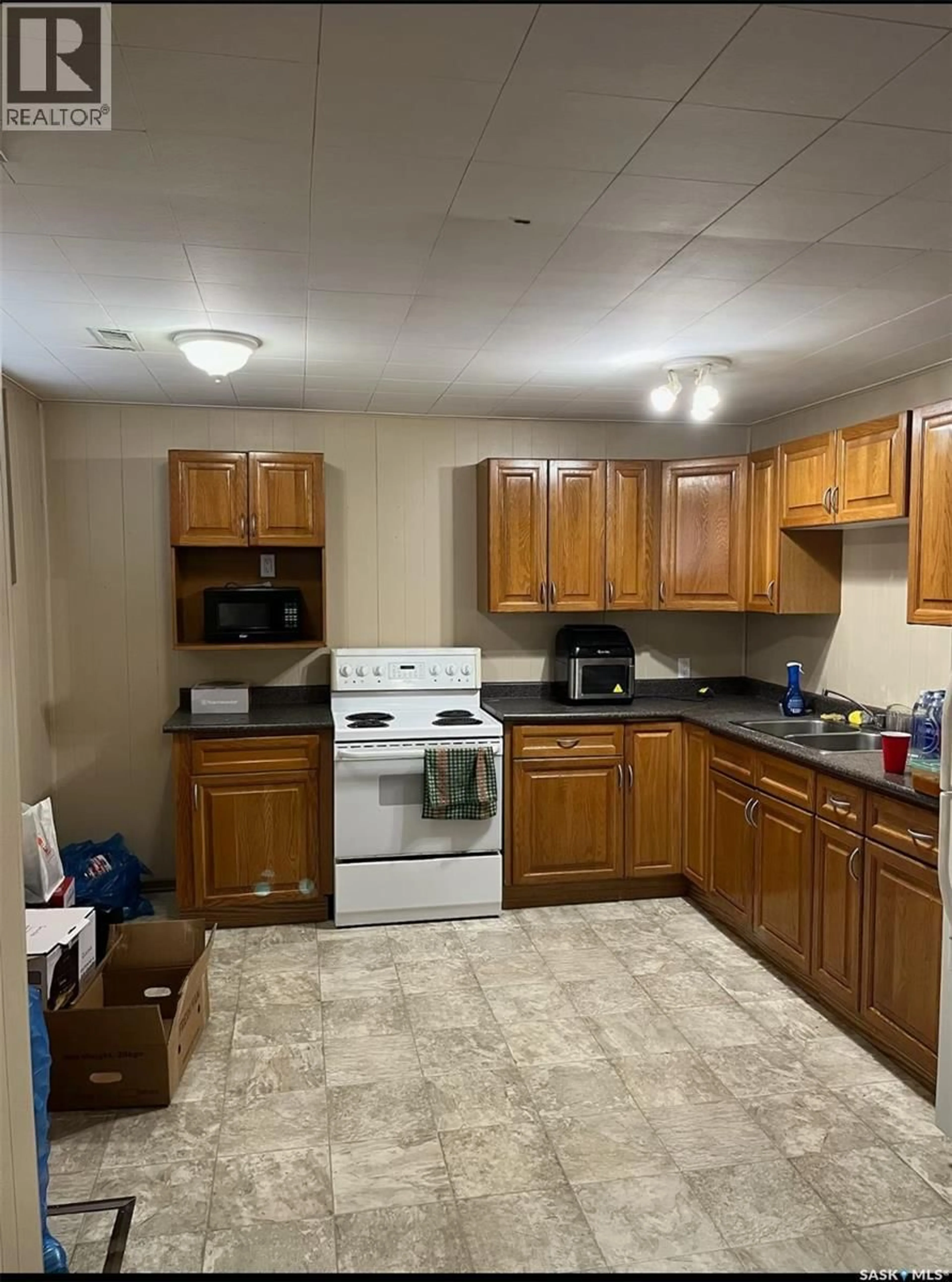 Standard kitchen, unknown for 143 102ND STREET, Saskatoon Saskatchewan S7N1M7