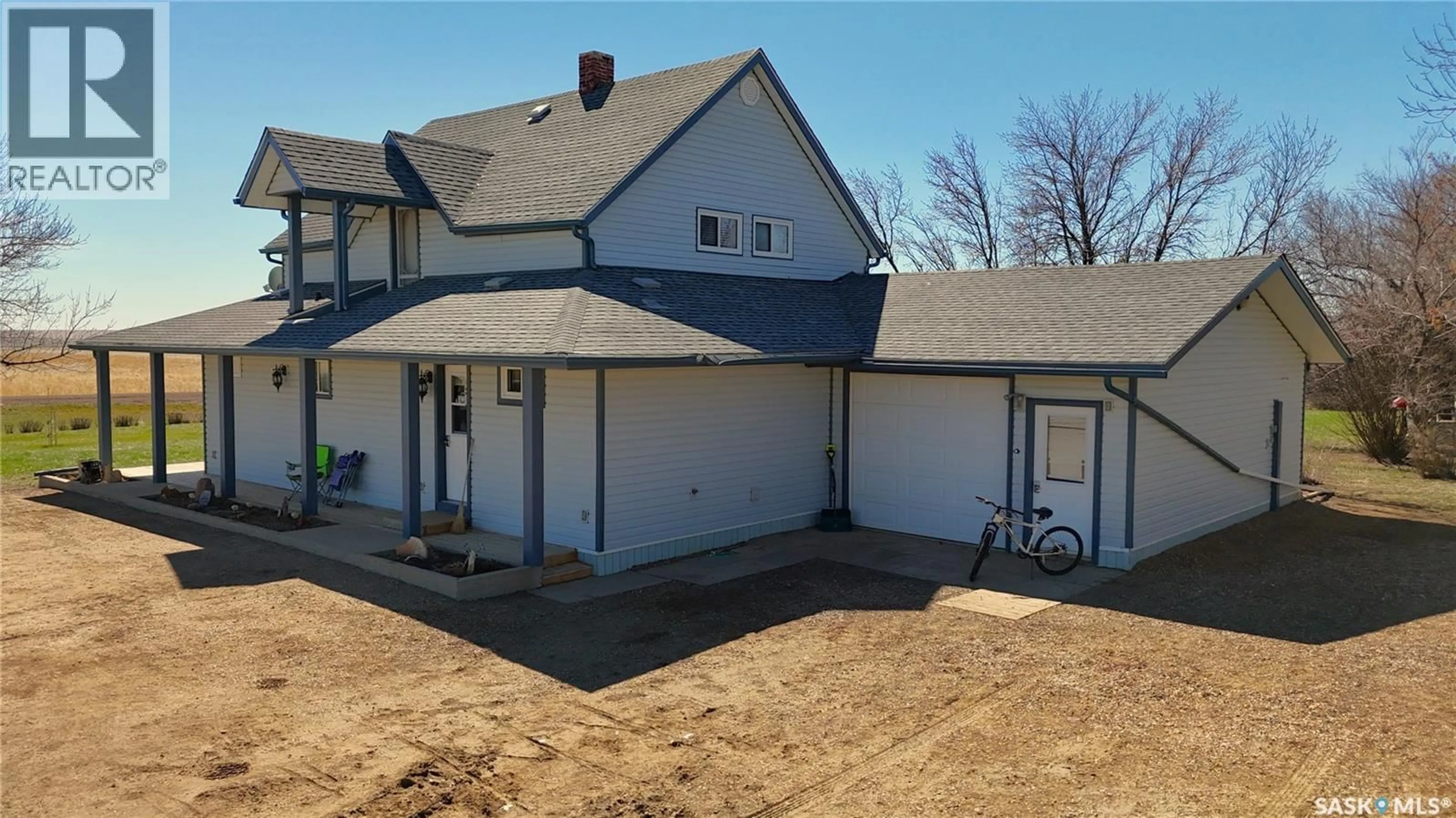 A pic from outside/outdoor area/front of a property/back of a property/a pic from drone, building for PONTEIX ACREAGE, Auvergne Rm No. 76 Saskatchewan S0N1Z0