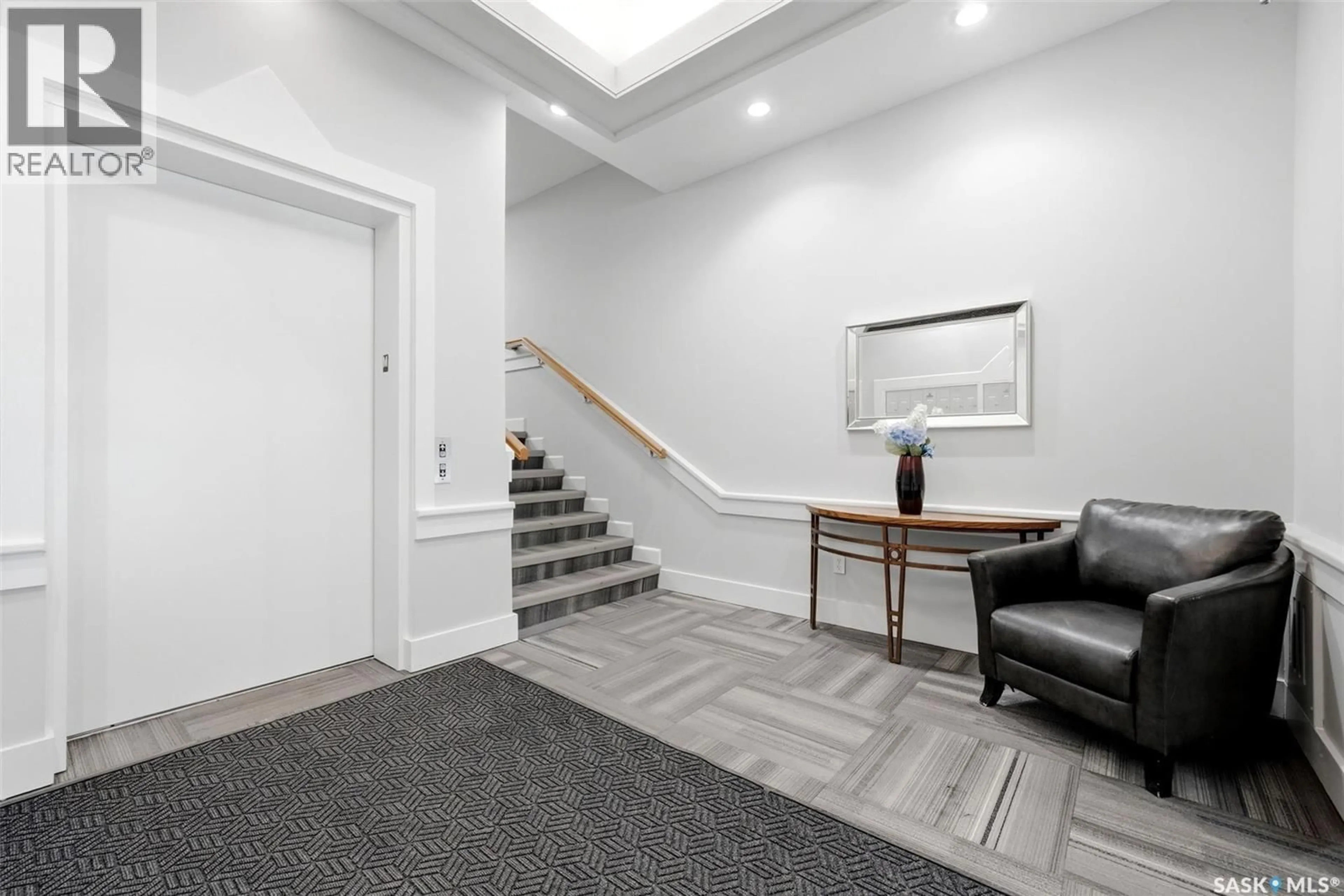 Indoor foyer for 209 - 2244 SMITH STREET, Regina Saskatchewan S4P2P4