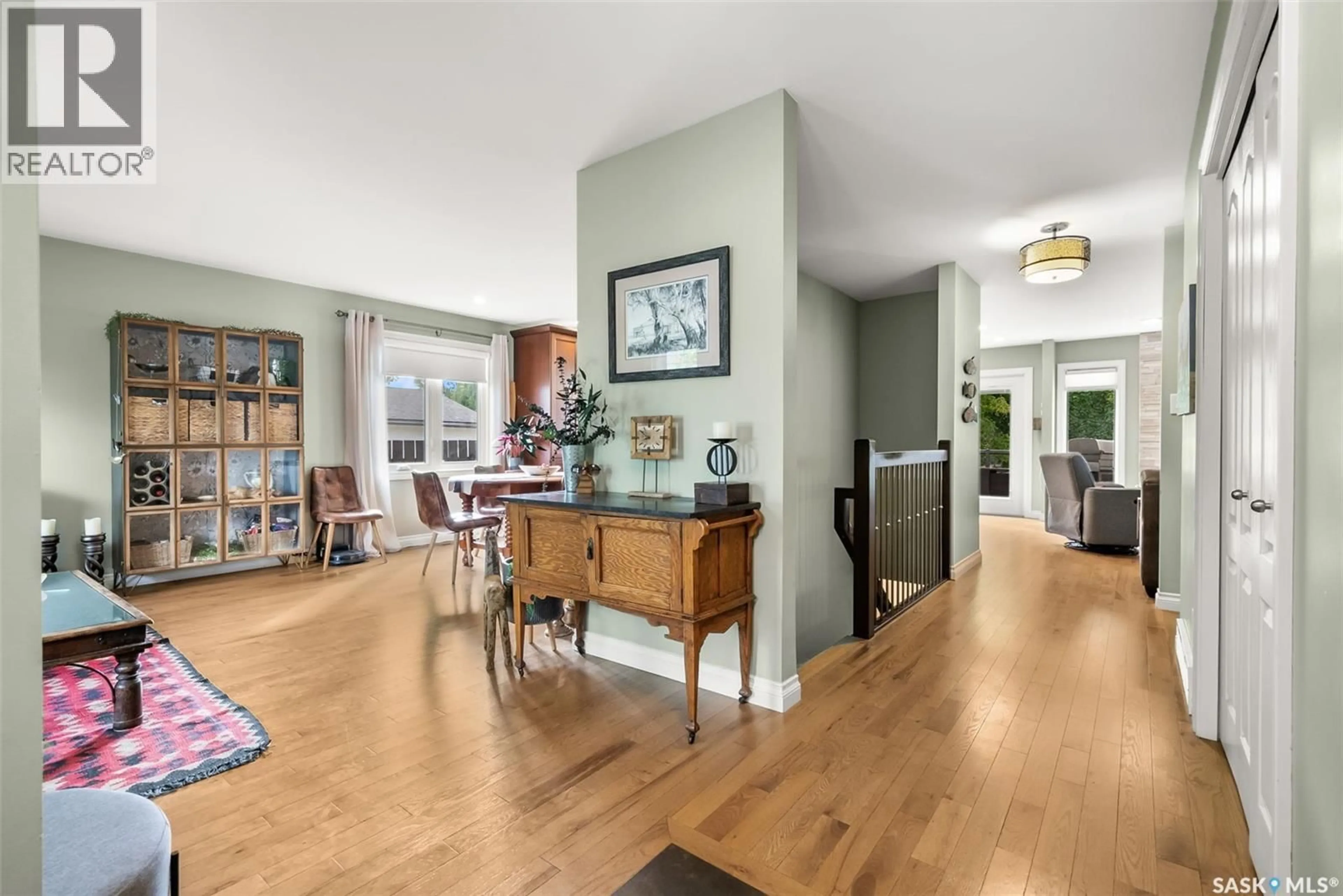 Indoor foyer for 4834 QUEEN STREET, Regina Saskatchewan S4S6V8