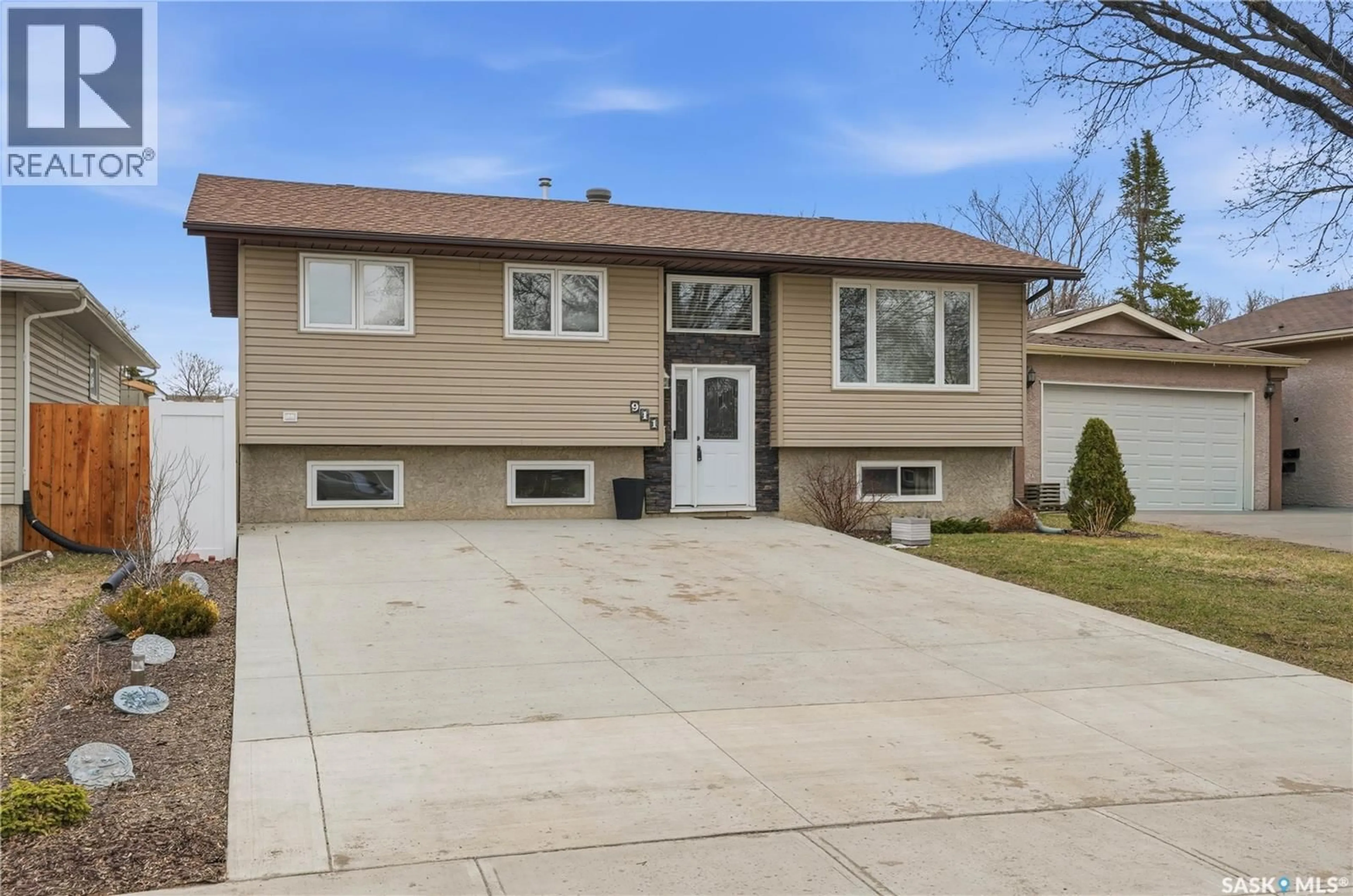 Home with vinyl exterior material, street for 911 DOROTHY STREET, Regina Saskatchewan S4X1E2