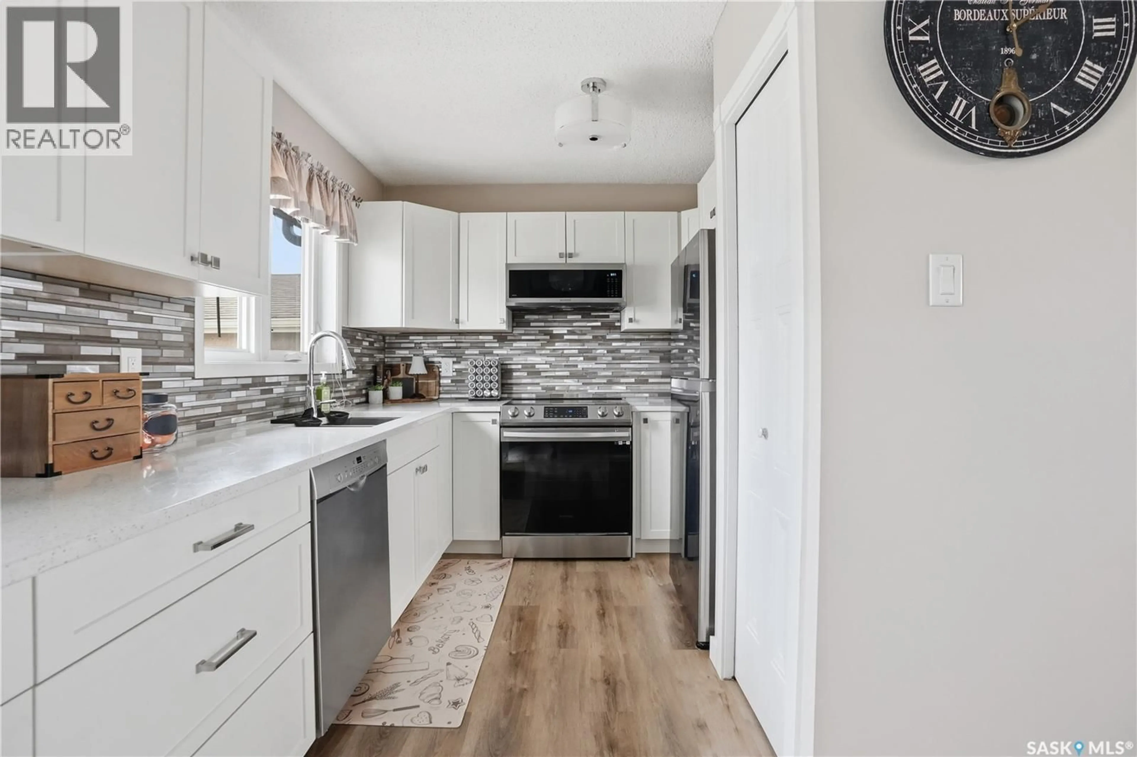 Open concept kitchen, ceramic/tile floor for 911 DOROTHY STREET, Regina Saskatchewan S4X1E2
