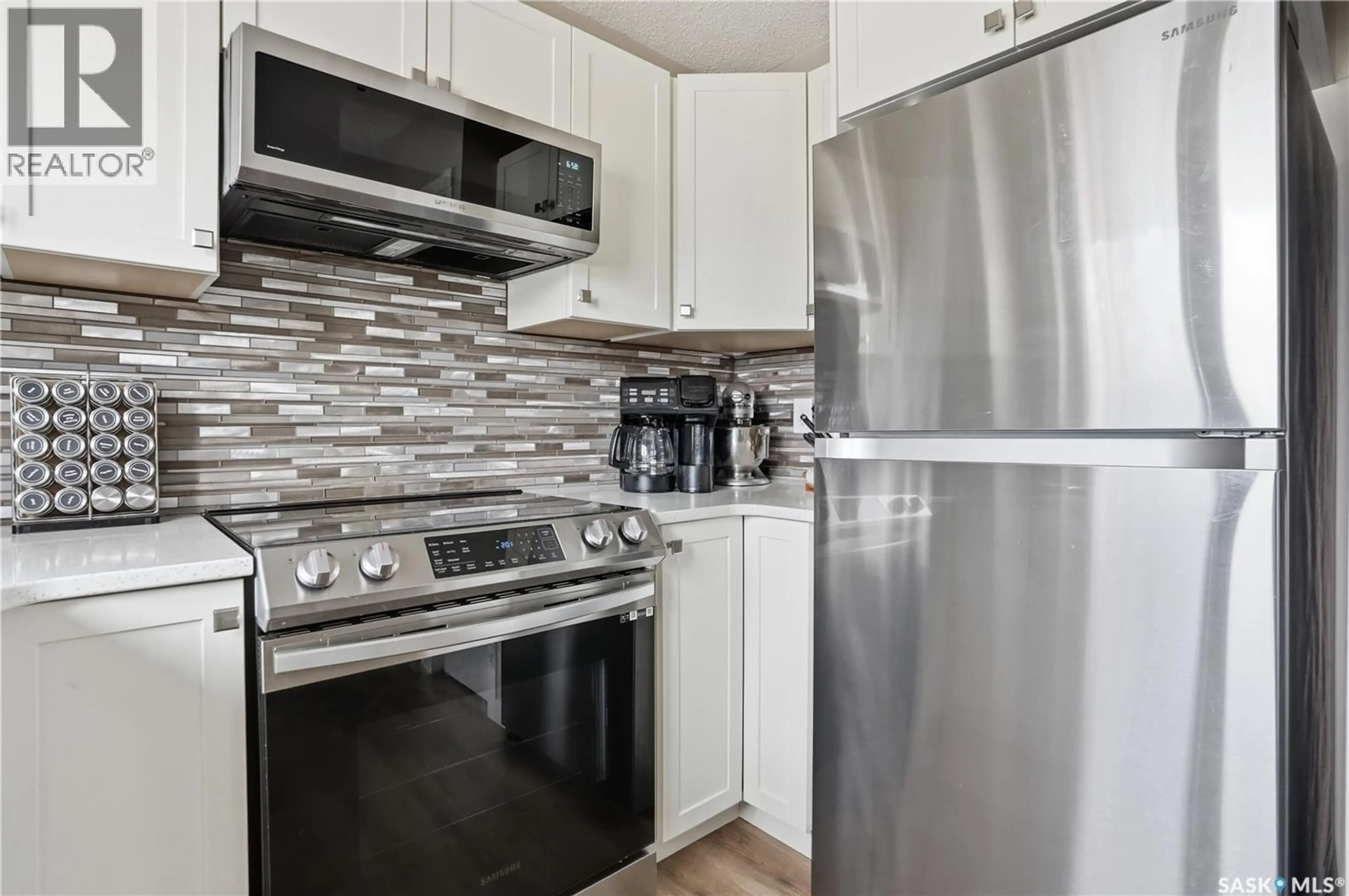 Standard kitchen, unknown for 911 DOROTHY STREET, Regina Saskatchewan S4X1E2