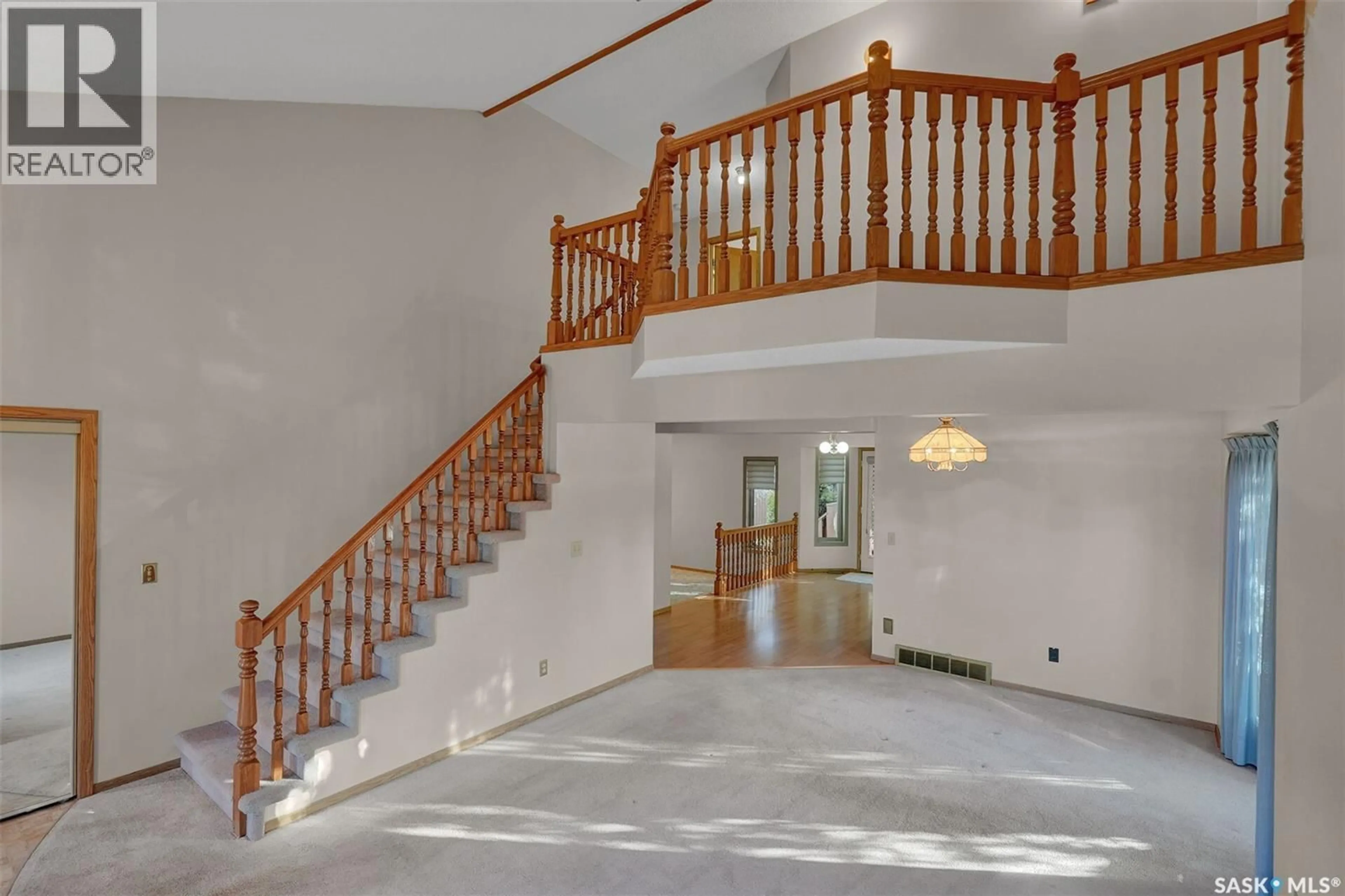 Indoor foyer for E - 3139 THACKER BAY, Regina Saskatchewan S4V1Z2