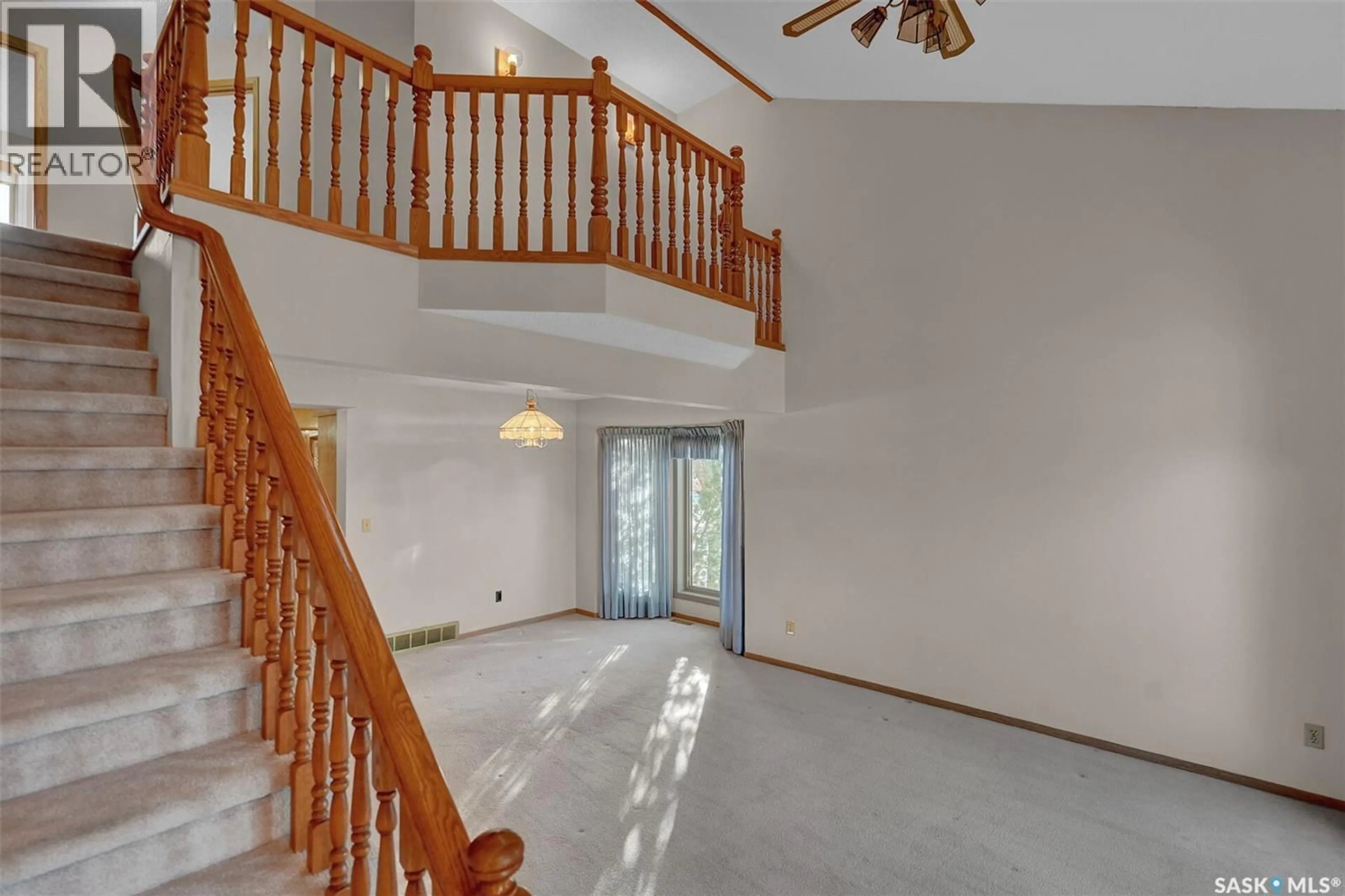 Indoor foyer for E - 3139 THACKER BAY, Regina Saskatchewan S4V1Z2