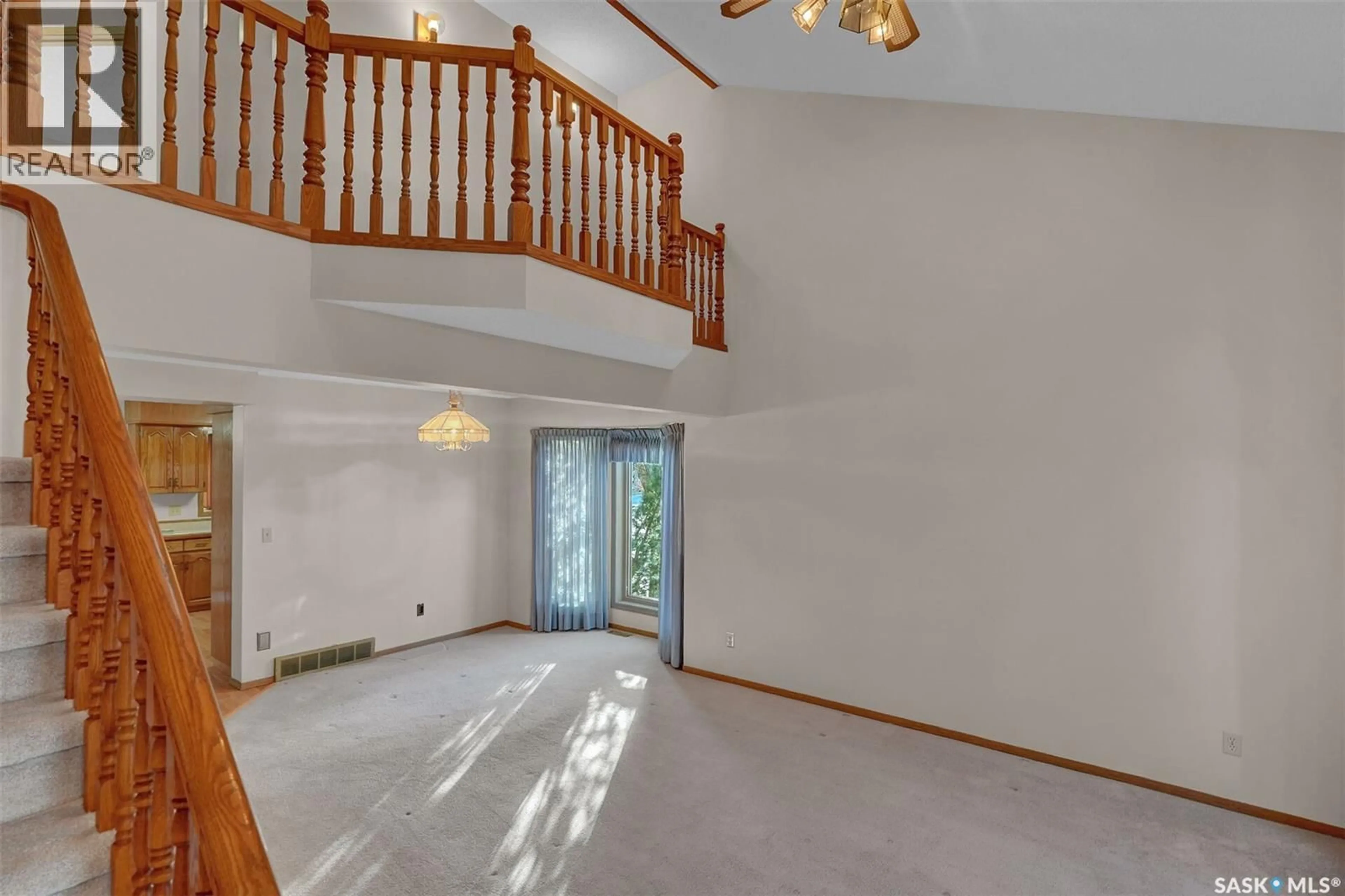 Indoor foyer for E - 3139 THACKER BAY, Regina Saskatchewan S4V1Z2