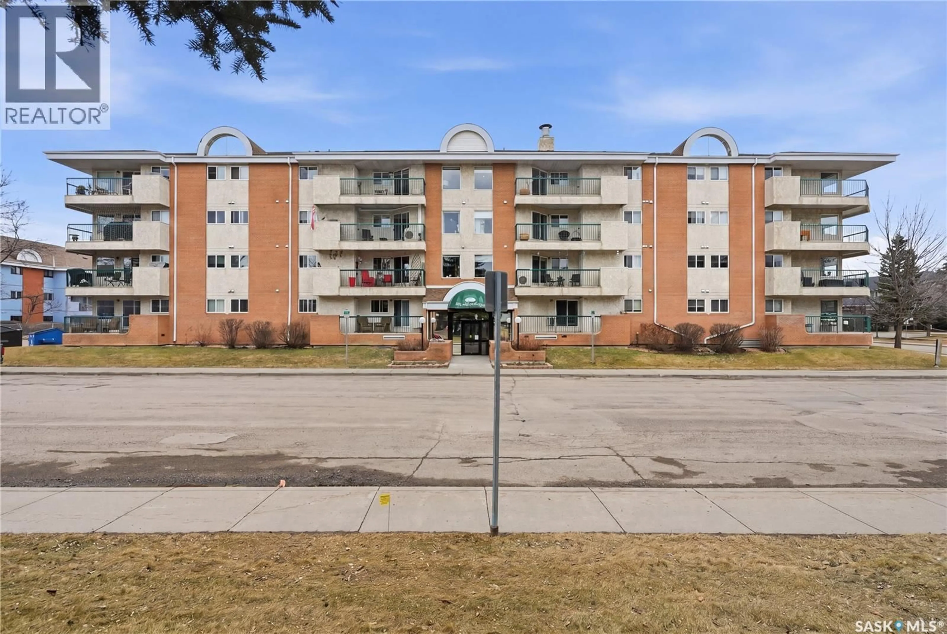 Patio, building for 402 301 CREE CRESCENT, Saskatoon Saskatchewan S7K7Y3