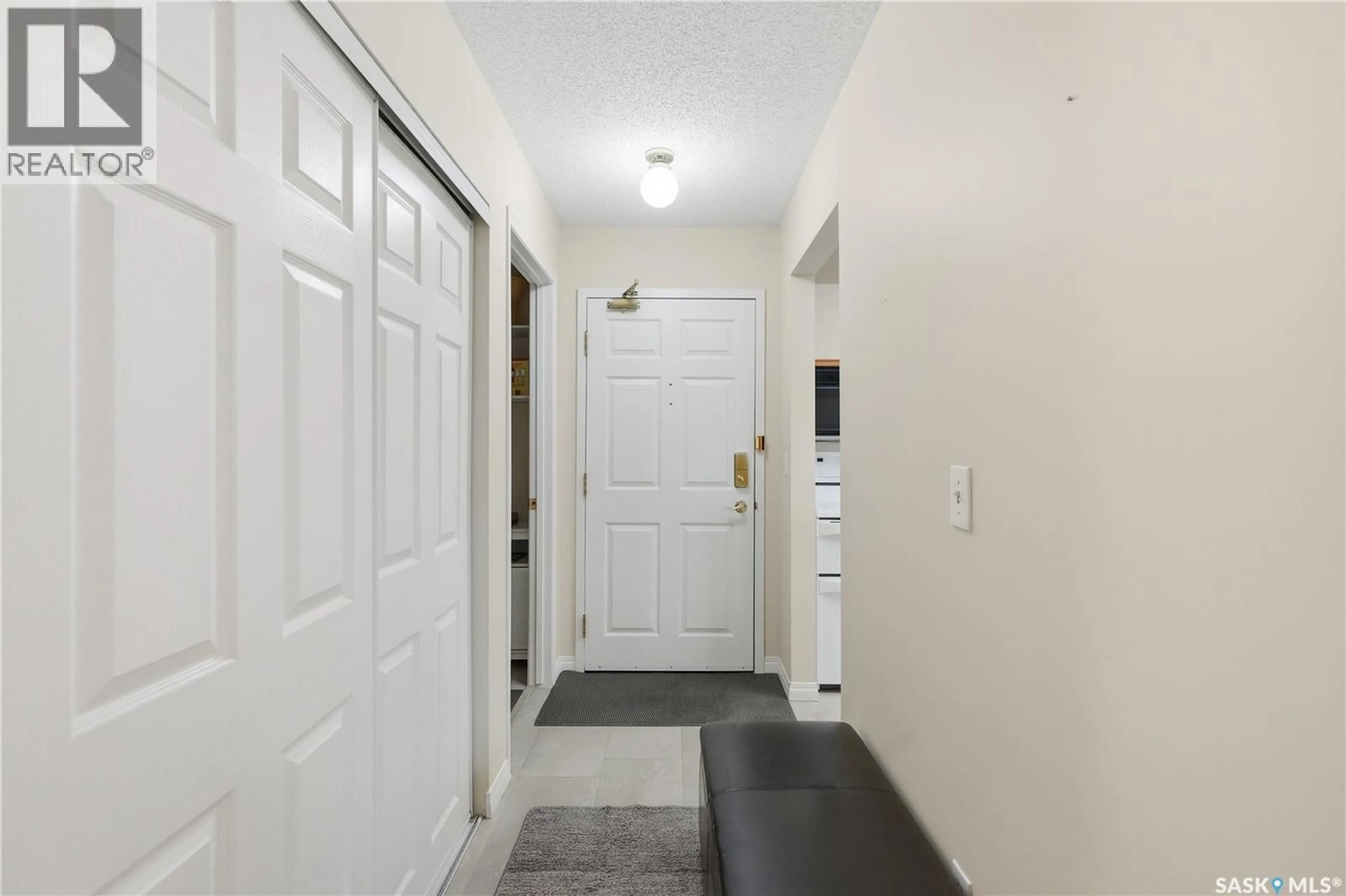 Indoor entryway for 402 301 CREE CRESCENT, Saskatoon Saskatchewan S7K7Y3