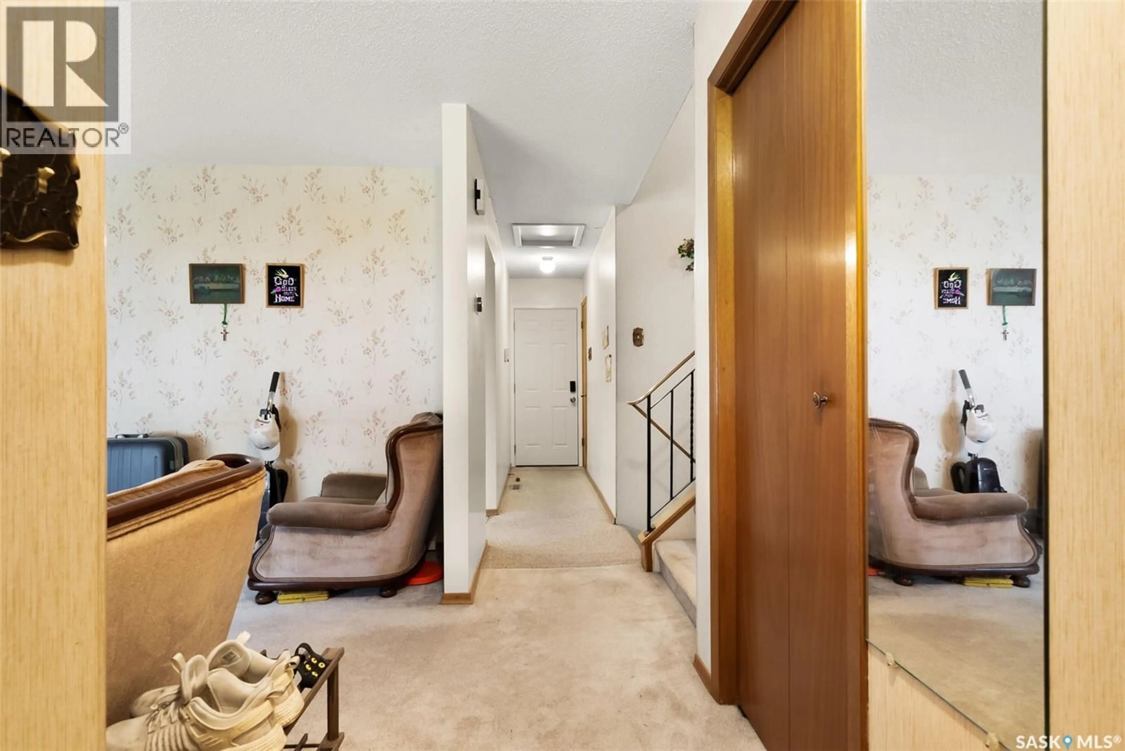 Indoor foyer for 1015 12TH AVENUE, Regina Saskatchewan S4N4W1