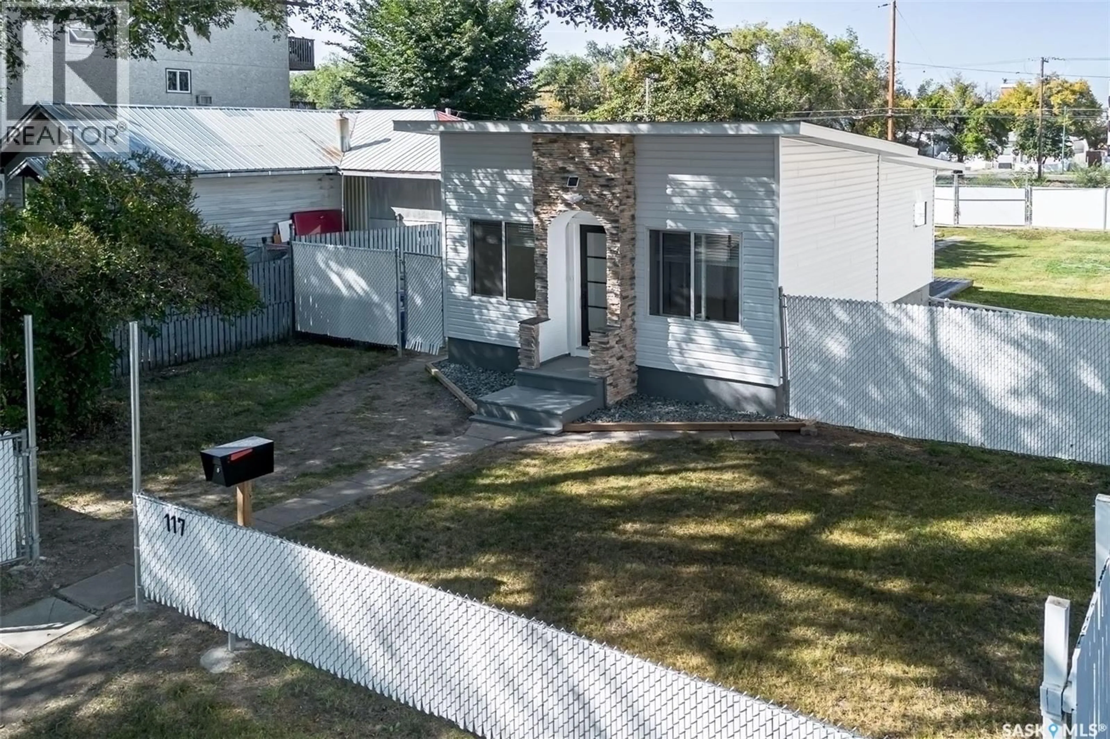 A pic from outside/outdoor area/front of a property/back of a property/a pic from drone, street for 117 U AVENUE, Saskatoon Saskatchewan S7M3B9