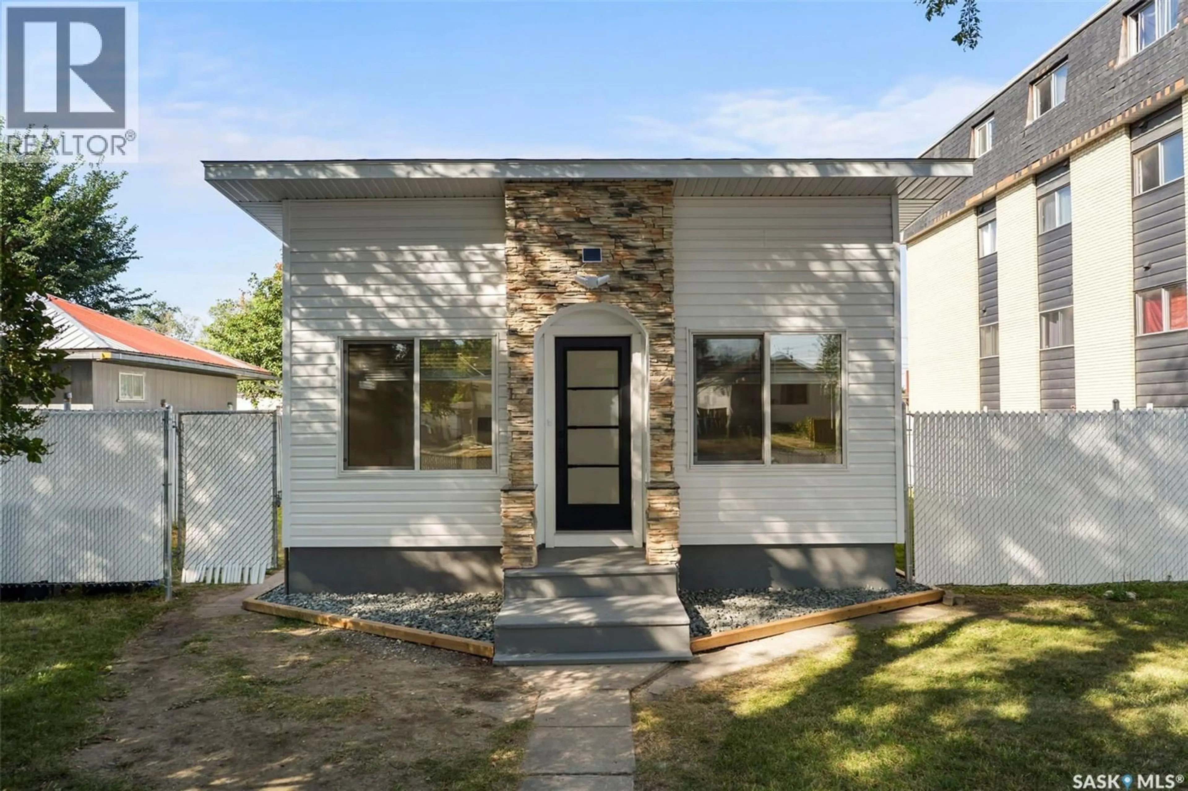 Home with vinyl exterior material, street for 117 U AVENUE, Saskatoon Saskatchewan S7M3B9