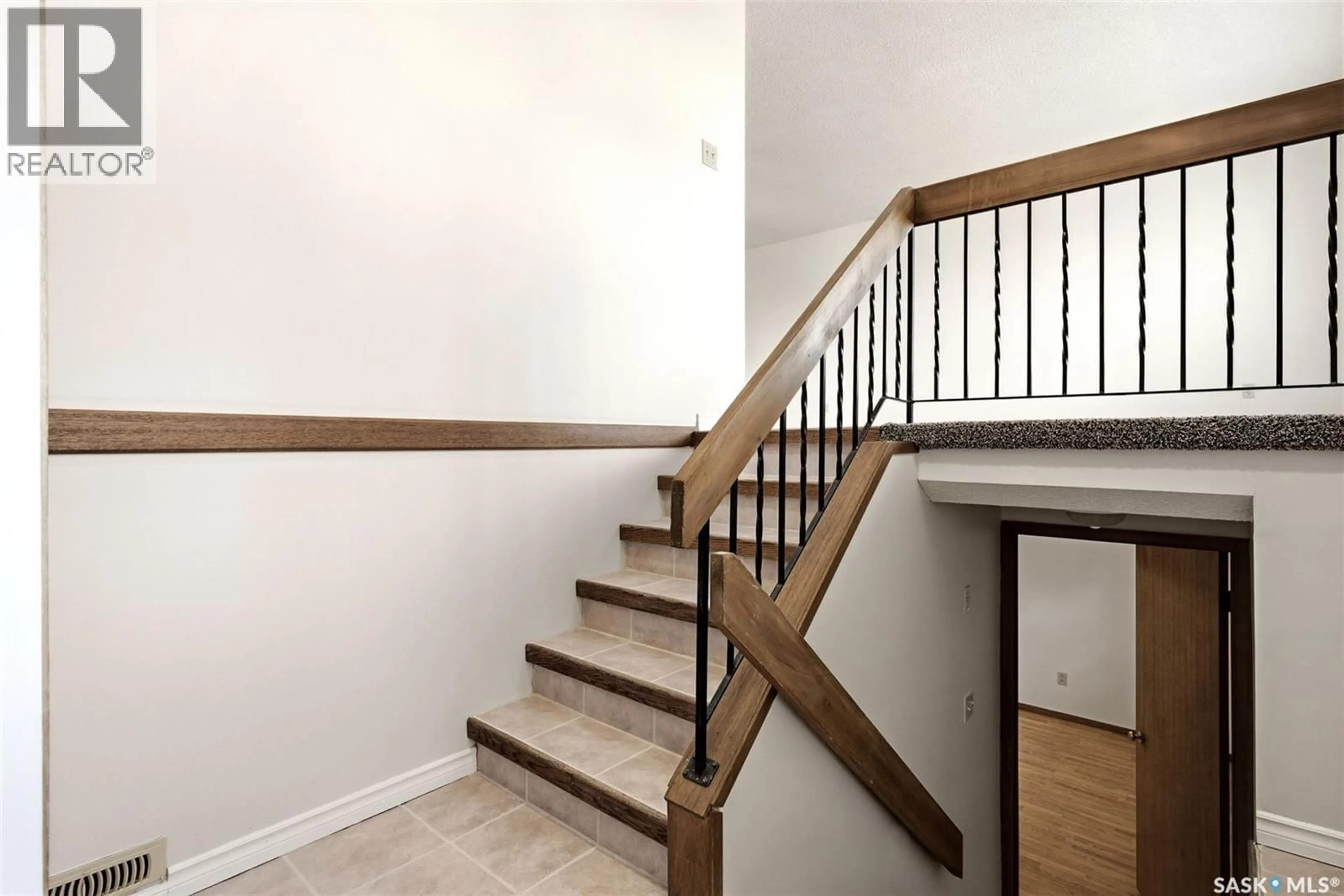 Stairs for 3150 JENKINS DRIVE, Regina Saskatchewan S0G3Z0