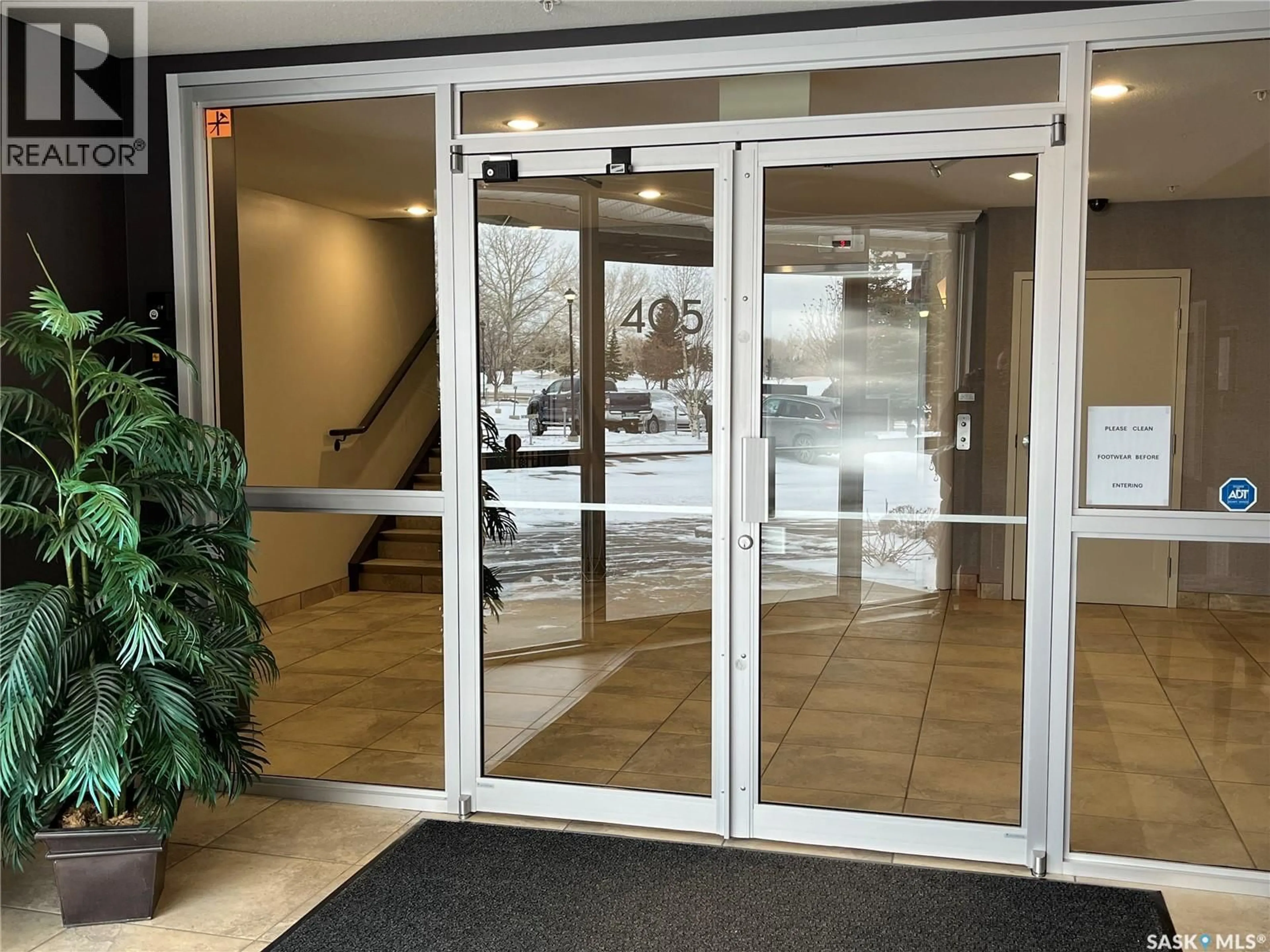 Indoor foyer for 211 405 CARTWRIGHT STREET, Saskatoon Saskatchewan S7T0C8