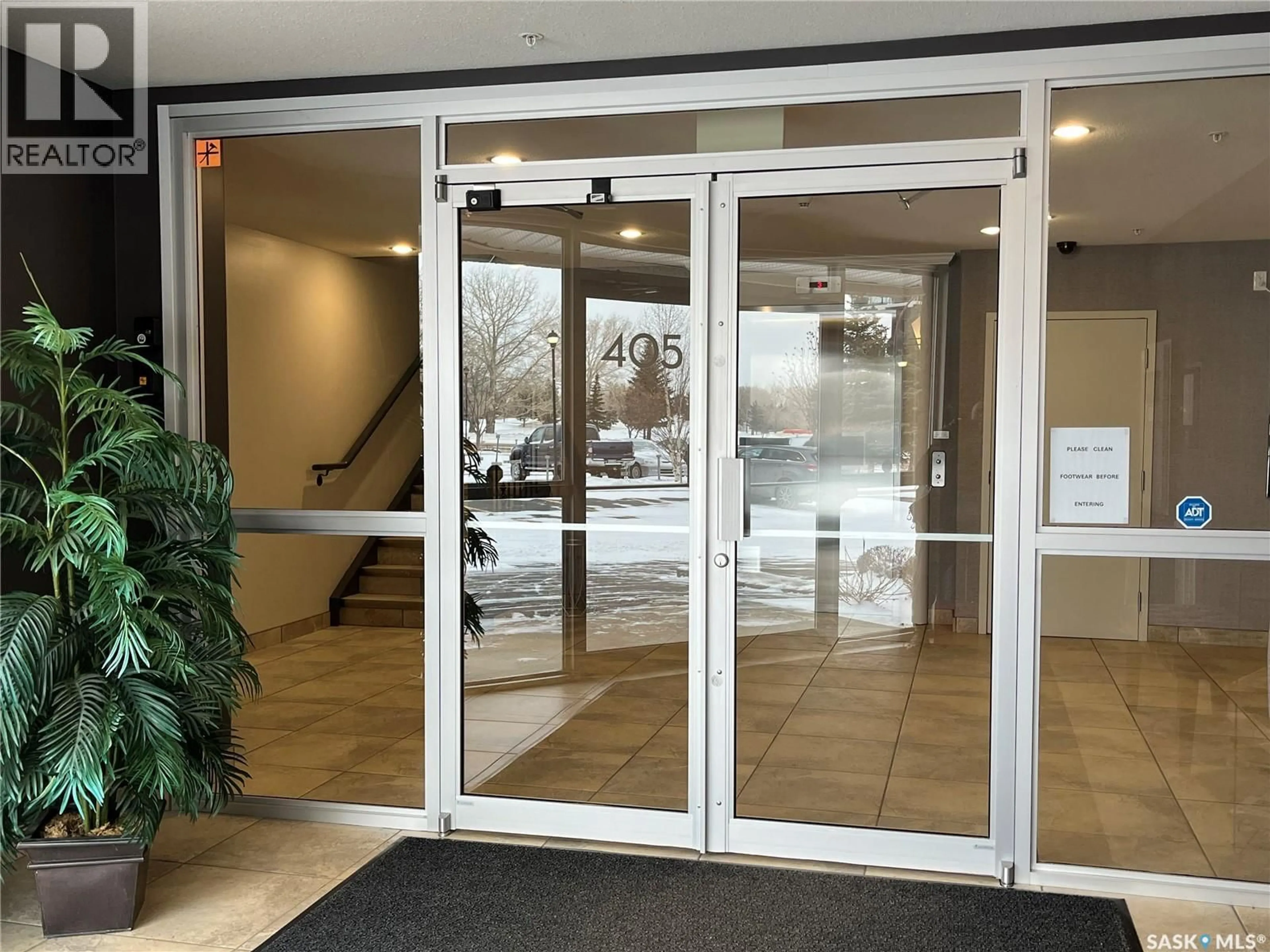 Indoor foyer for 211 405 CARTWRIGHT STREET, Saskatoon Saskatchewan S7T0C8