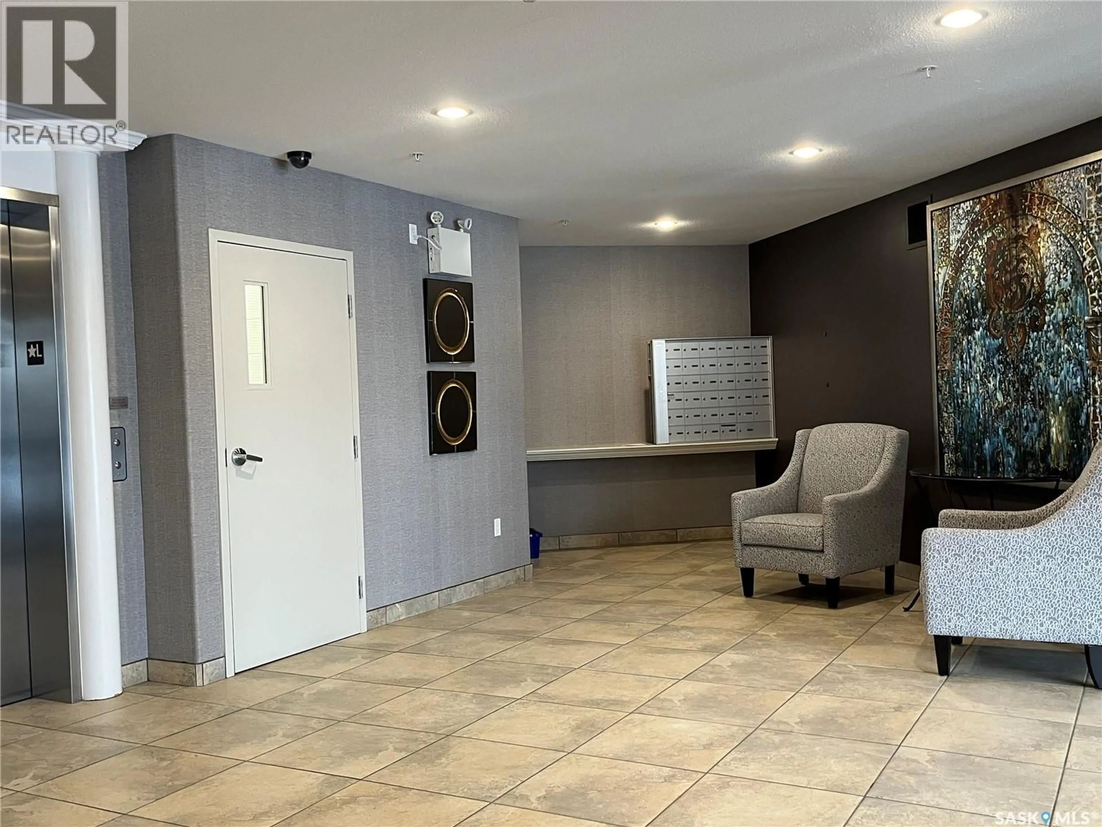 Indoor foyer for 211 405 CARTWRIGHT STREET, Saskatoon Saskatchewan S7T0C8