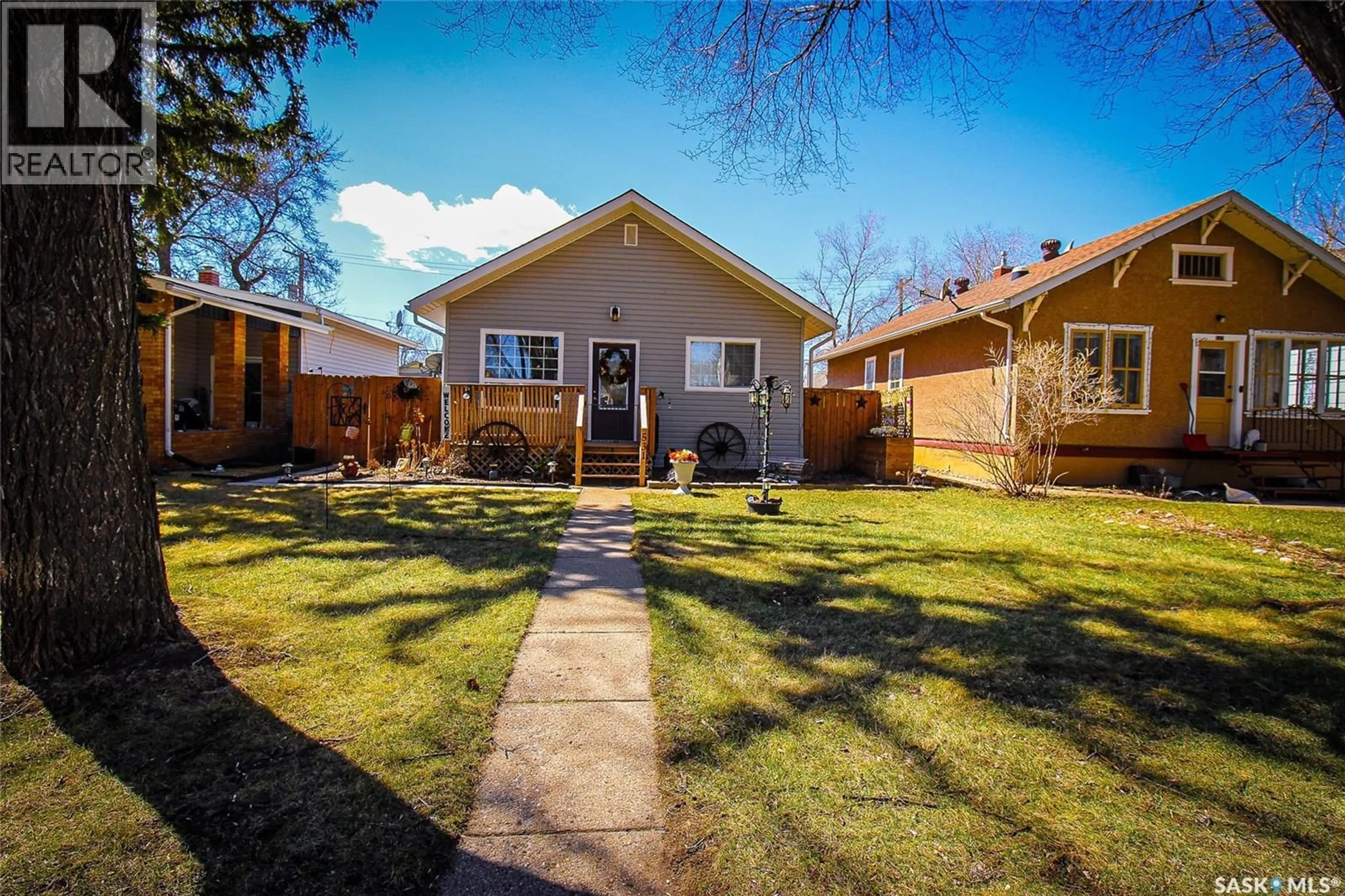 Patio, street for 531 1ST STREET, Shaunavon Saskatchewan S0N2M0