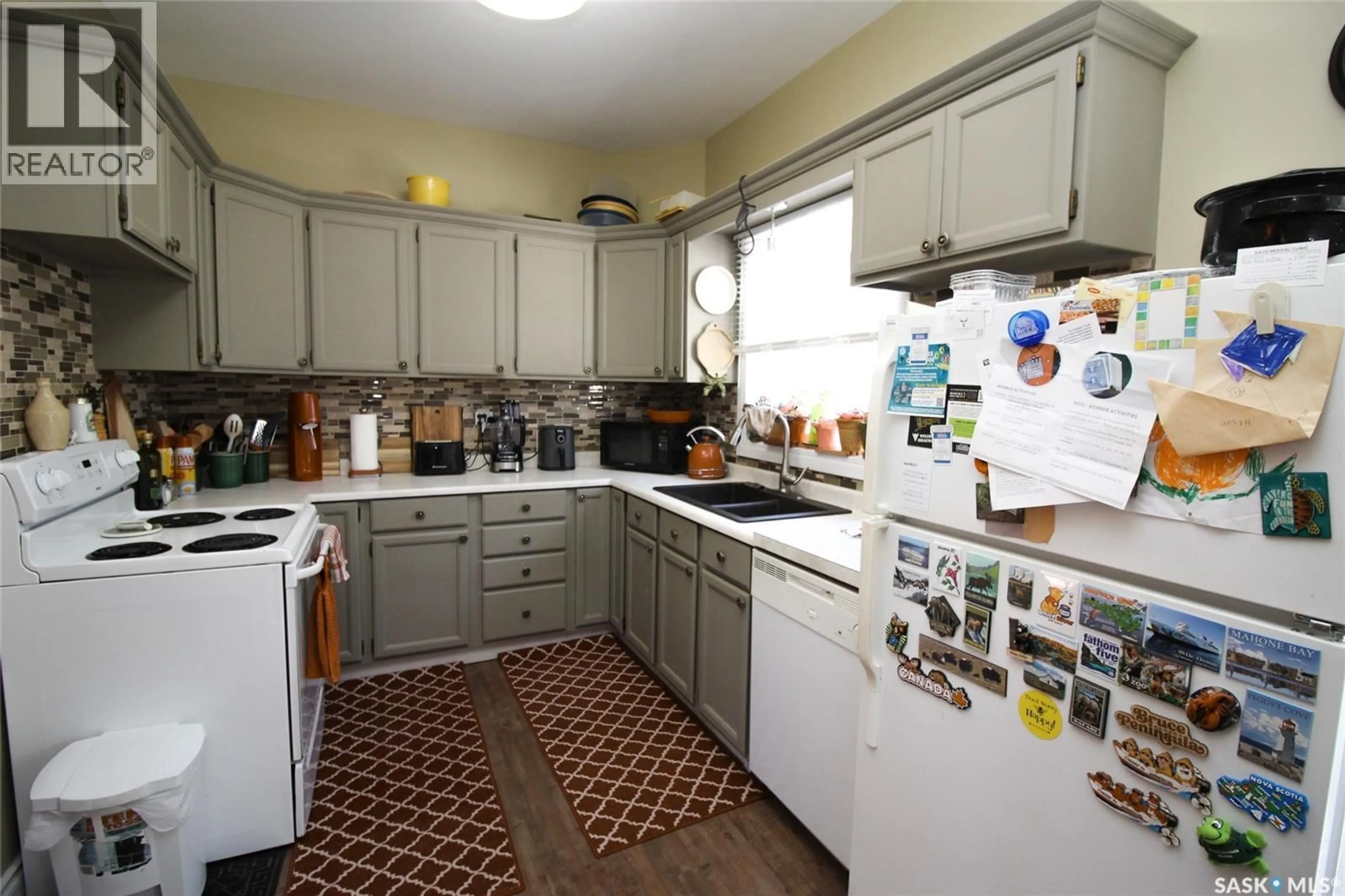 Standard kitchen, ceramic/tile floor for 531 1ST STREET, Shaunavon Saskatchewan S0N2M0