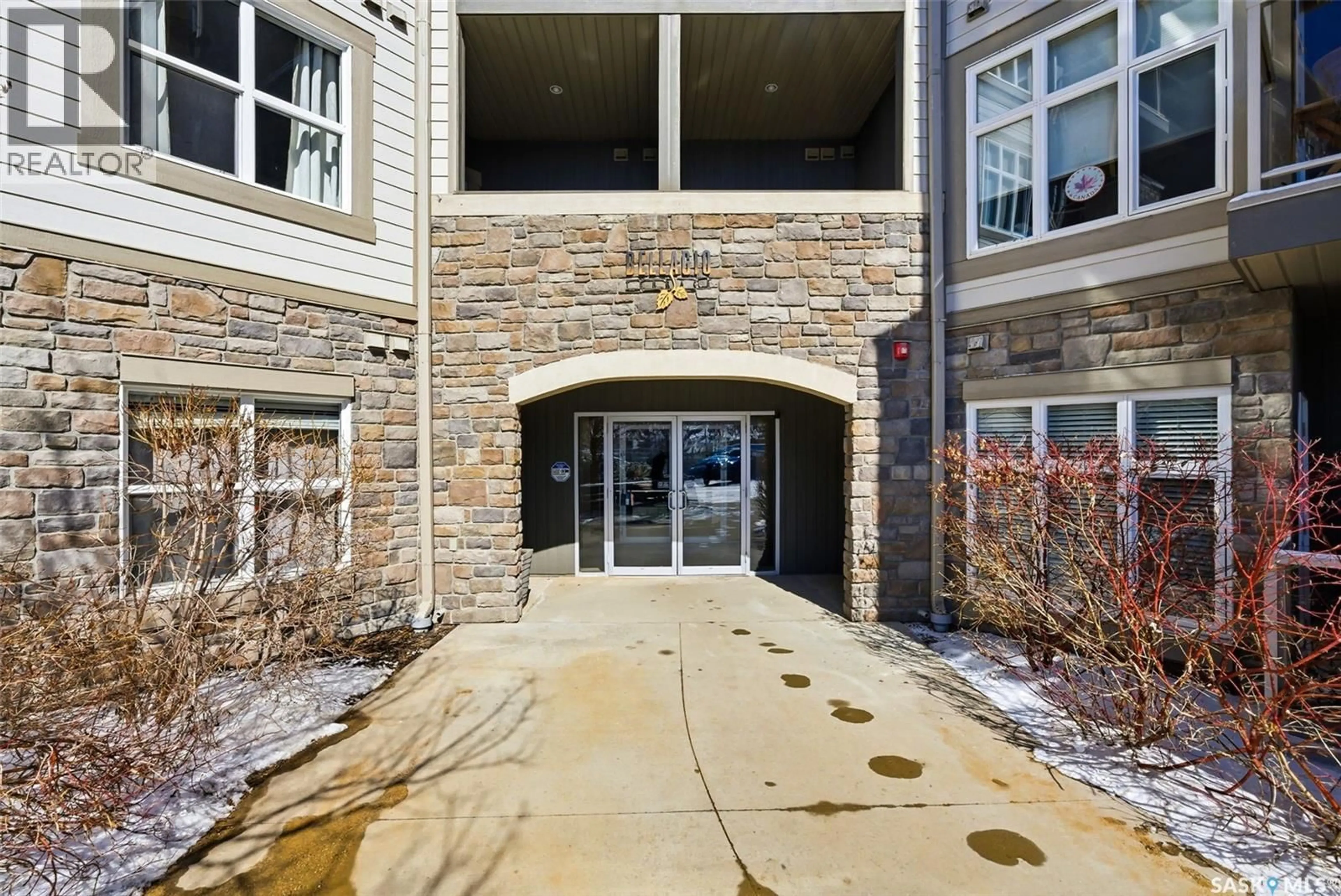 Indoor foyer for 305 - 1220 BLACKFOOT DRIVE, Regina Saskatchewan S4S6T2