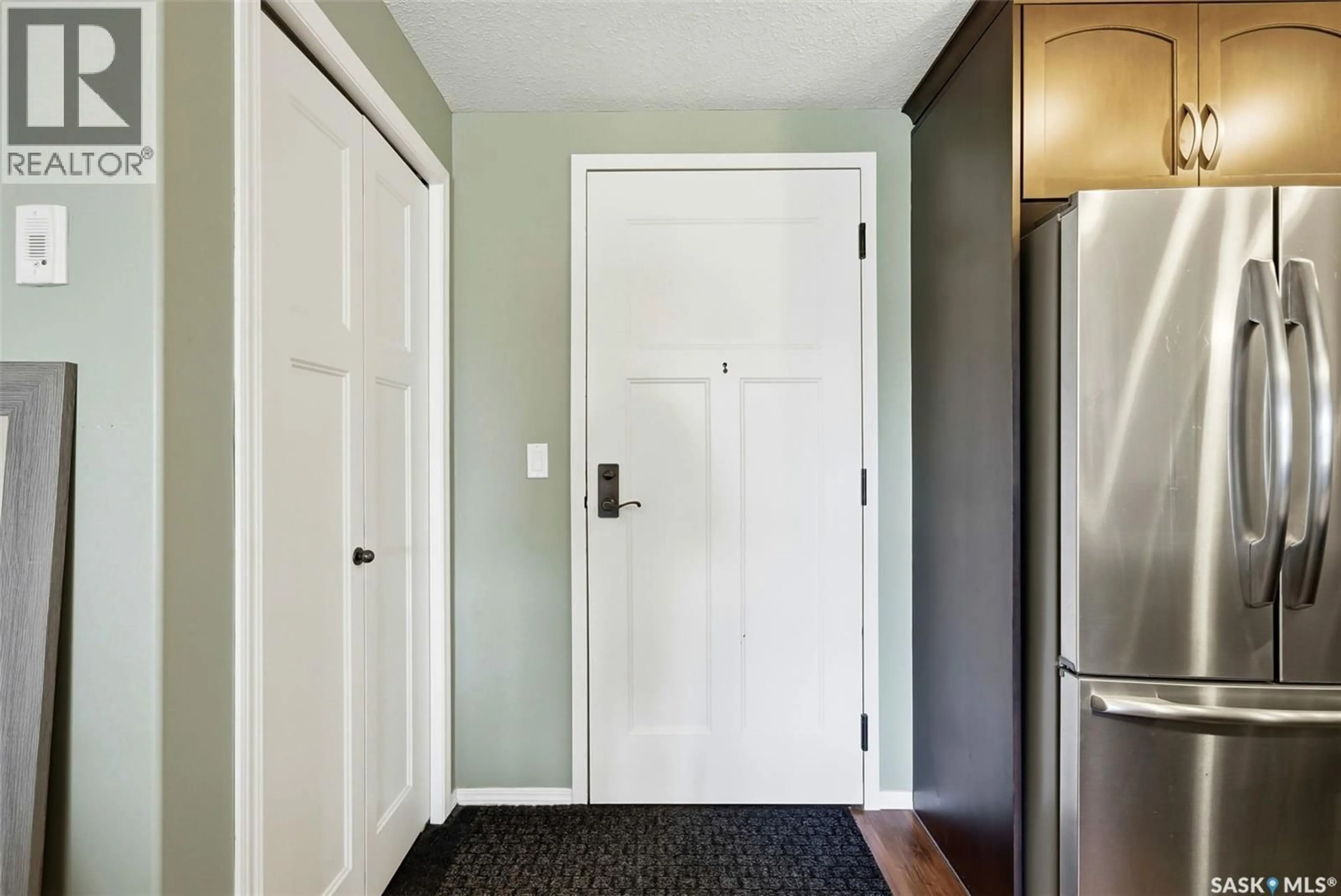 Indoor entryway for 305 - 1220 BLACKFOOT DRIVE, Regina Saskatchewan S4S6T2