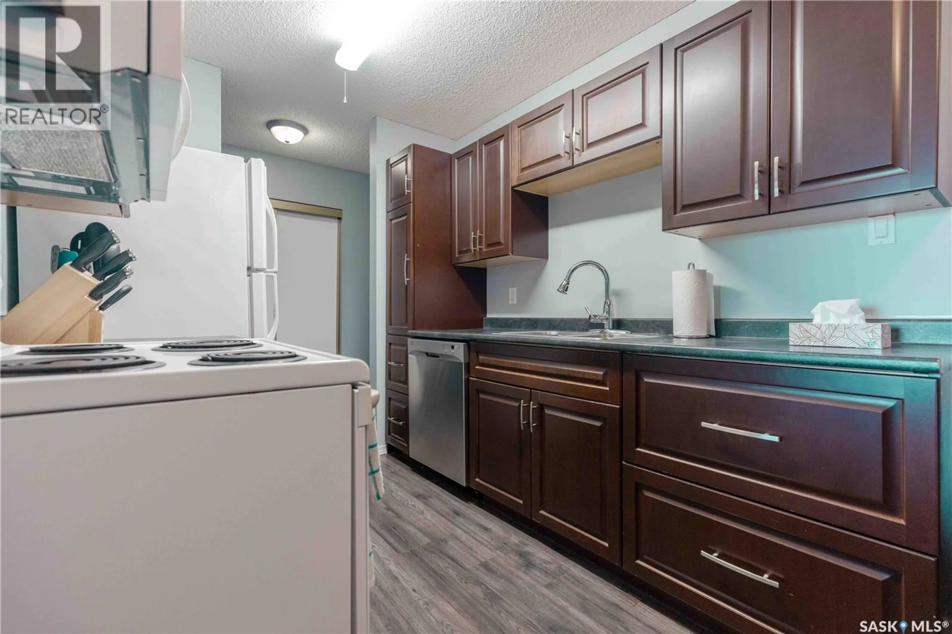 Standard kitchen, wood/laminate floor for 211 - 208 TAIT PLACE, Saskatoon Saskatchewan S7H5L5
