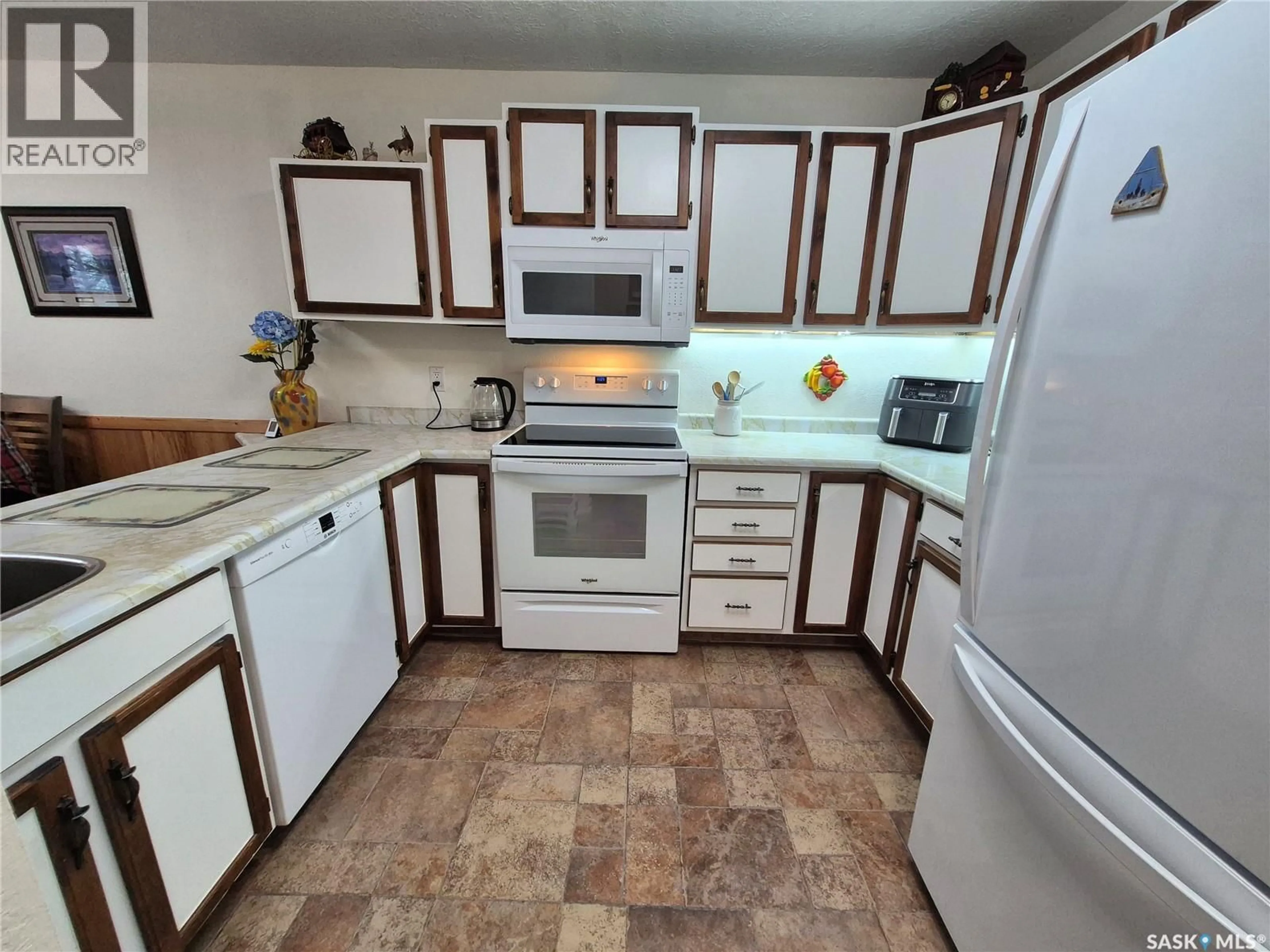 Standard kitchen, ceramic/tile floor for 24 228 3RD STREET, Weyburn Saskatchewan S4H0W6