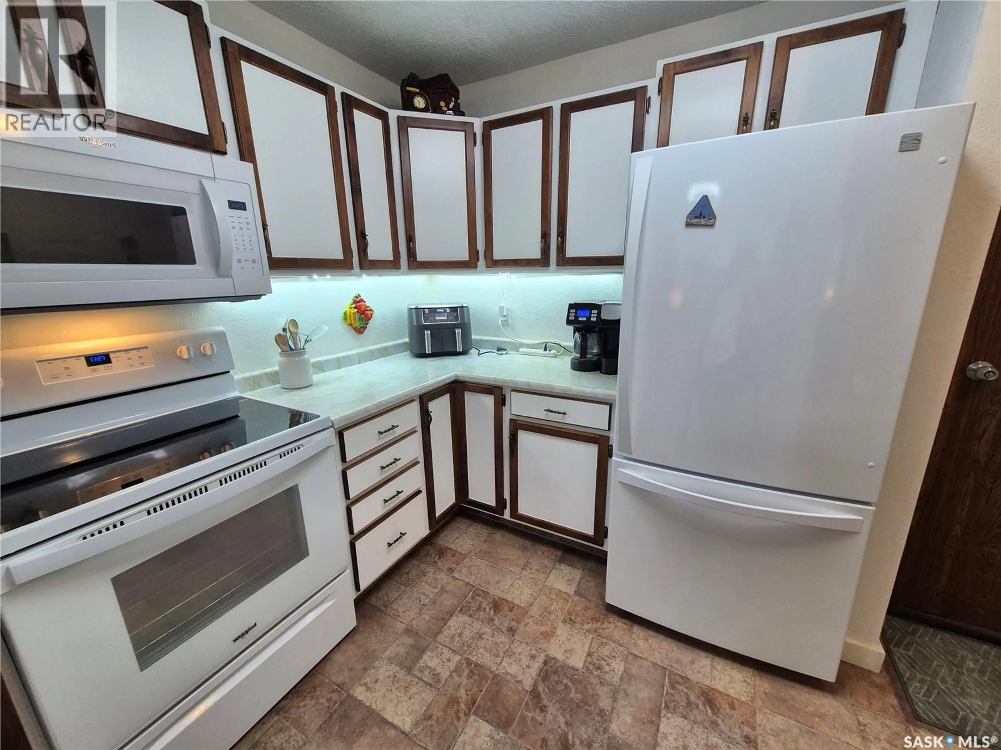 Standard kitchen, ceramic/tile floor for 24 228 3RD STREET, Weyburn Saskatchewan S4H0W6