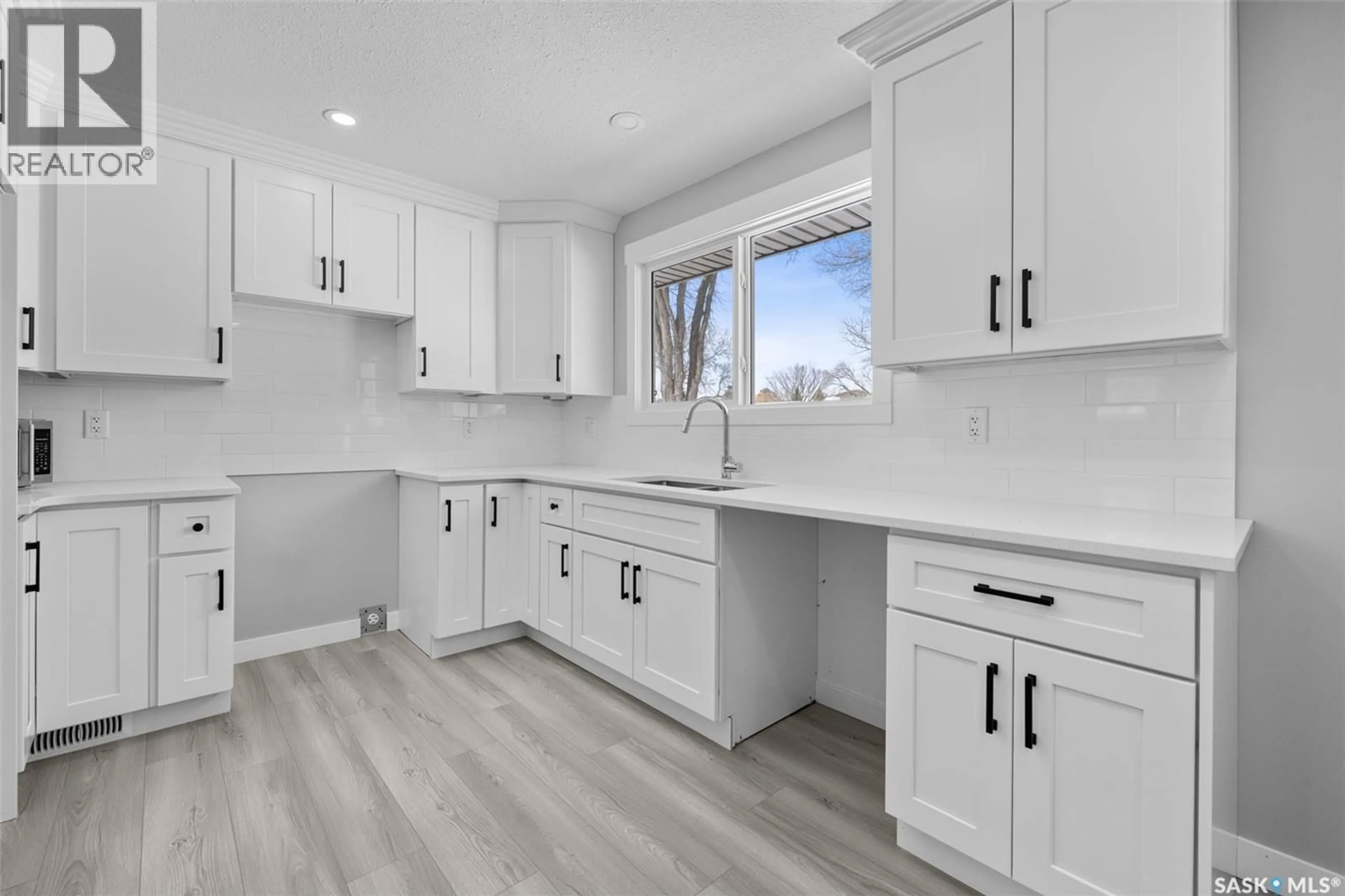 Open concept kitchen, unknown for 819 SHANNON ROAD, Regina Saskatchewan S4S5K1