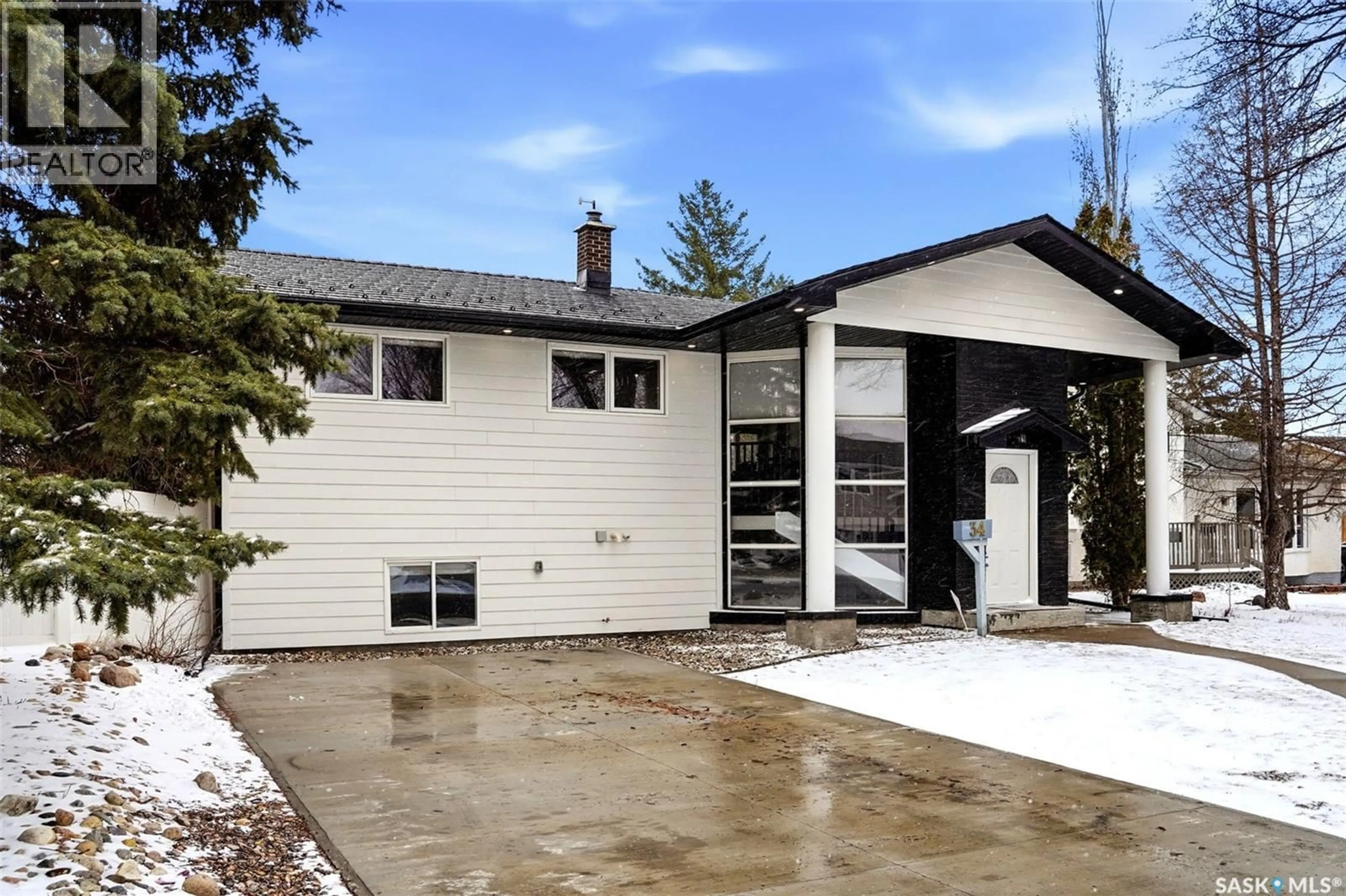 Home with vinyl exterior material, unknown for 34 DEWAR BAY, Regina Saskatchewan S4R5W4